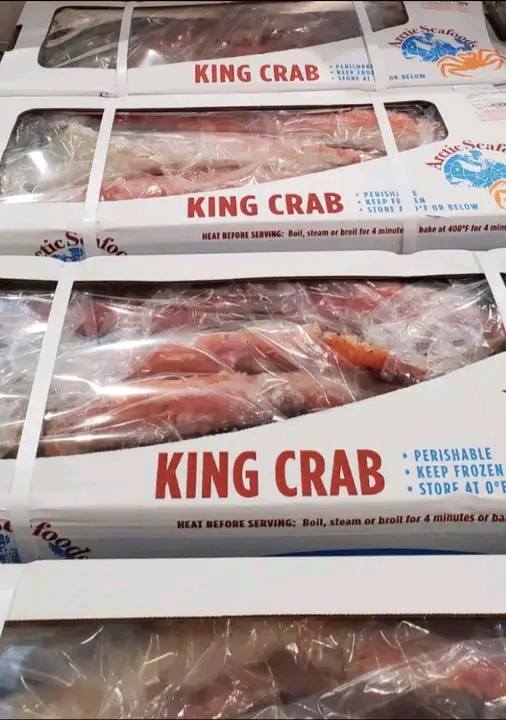 可能是包含下列内容的图片：‎上面的文字是“‎KING CRAB D พร้รอพ cic PERISHA بكرعنه Yon STOREE KING CRAB HEAT BEFORE SERVING: Beil, steam o woG-Mel.teame.ee.ee or broit for minule ነታች 0월 SELOW bake 400 bukeat400'Ffer4mim mim KING CRAB KEEPFROZEN KEEP FROZEN PERISHABLE STORE AT 0°‎”‎