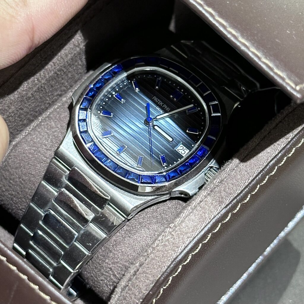 Đồng Hồ Patek Philippe Nautilus 5723 Replica 11 Đính Đá Sapphire Xanh 40mm (1)