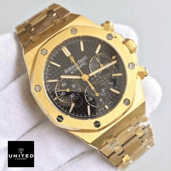 Audemars Piguet Royal Oak Black Dial Replica on the white glove hand