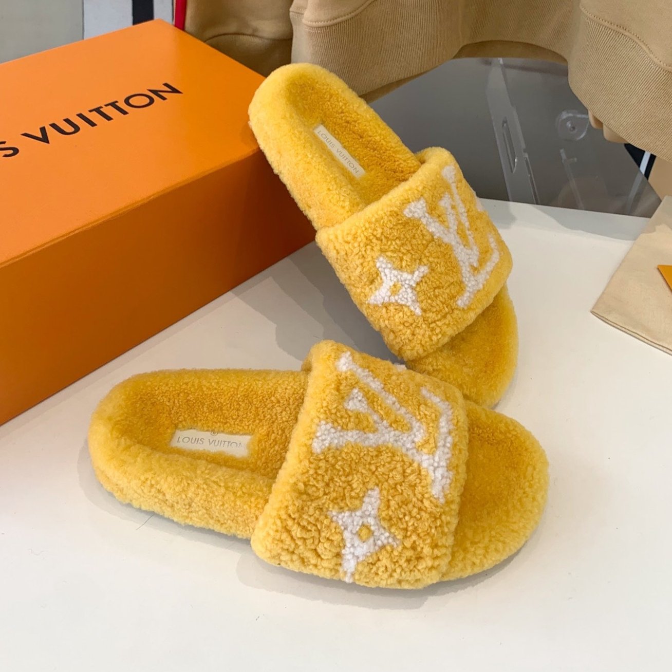 LV WOMEN'S PASEO FLAT SLIPPER IN YELLOW FLEECE WITH WHITE LOGO、mysite、Cacoeks