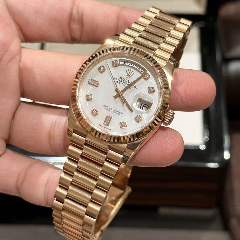 Đồng Hồ Rolex Day-Date Mặt Xà Cừ RoseGold Fake 11 EW 36mm (1)