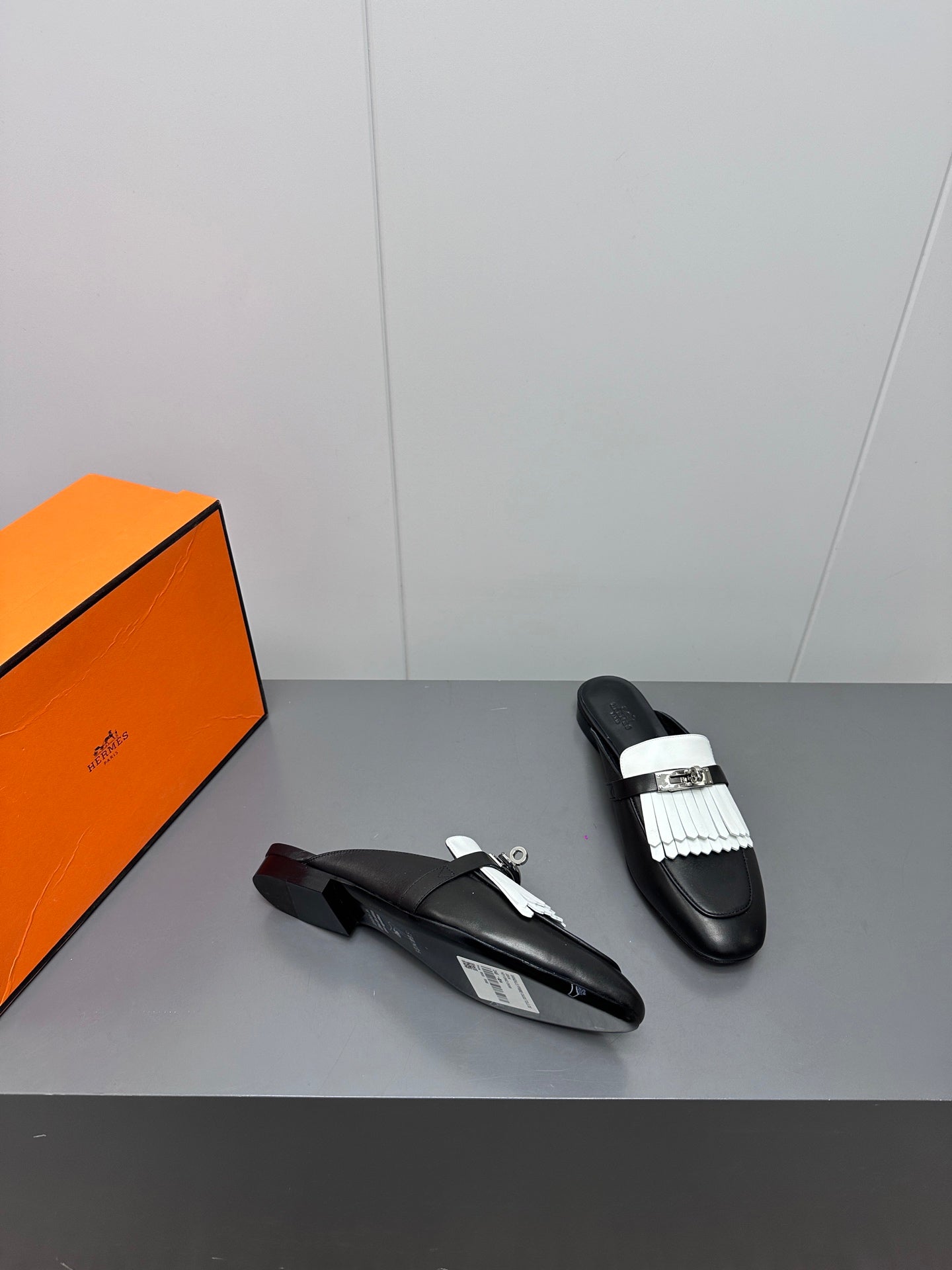 0Z MULE IN BLACK LAMBSKIN WITH WHITE FRINGE DETAIL、mysite、Cacoeks