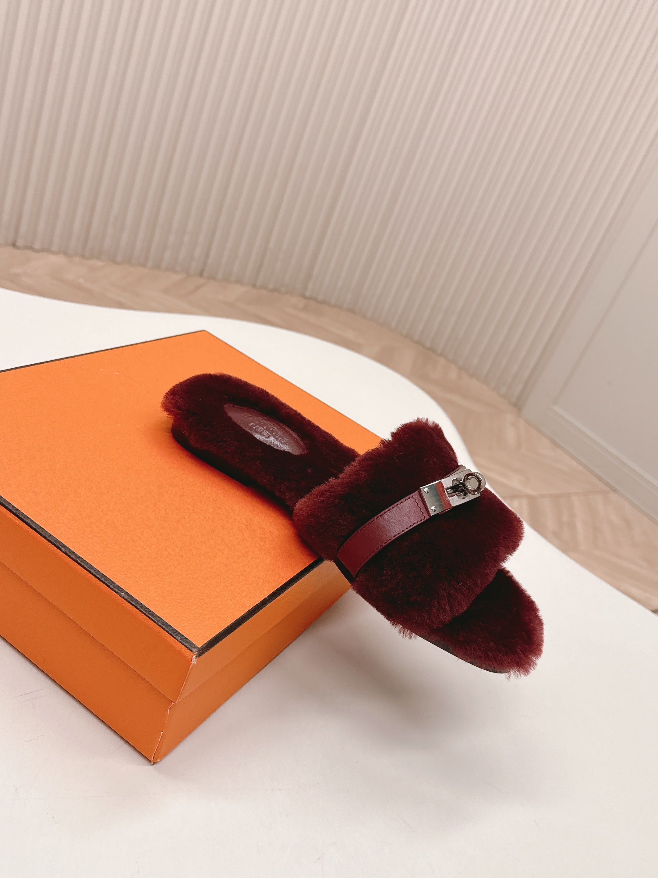 HM 25S ORAN SANDAL IN DARK RED SHEARLING WITH SILVER HARDWARE、mysite、Cacoeks