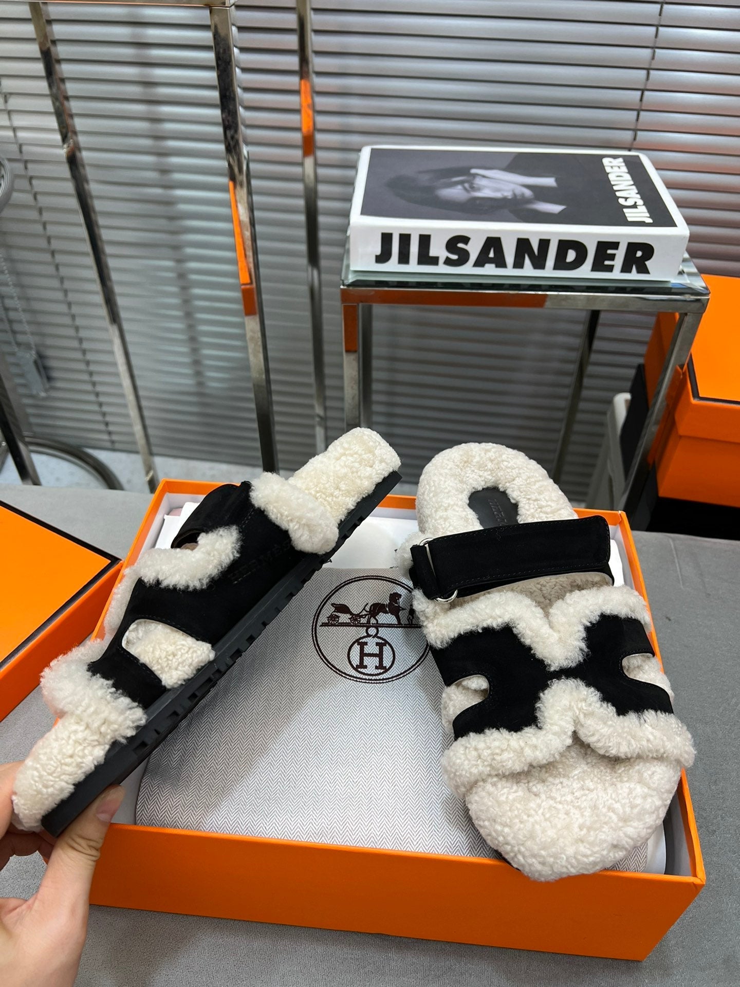 CHYPRE SLIPPERS IN BEIGE LAMB WOOL AND BLACK SUEDE、mysite、Cacoeks