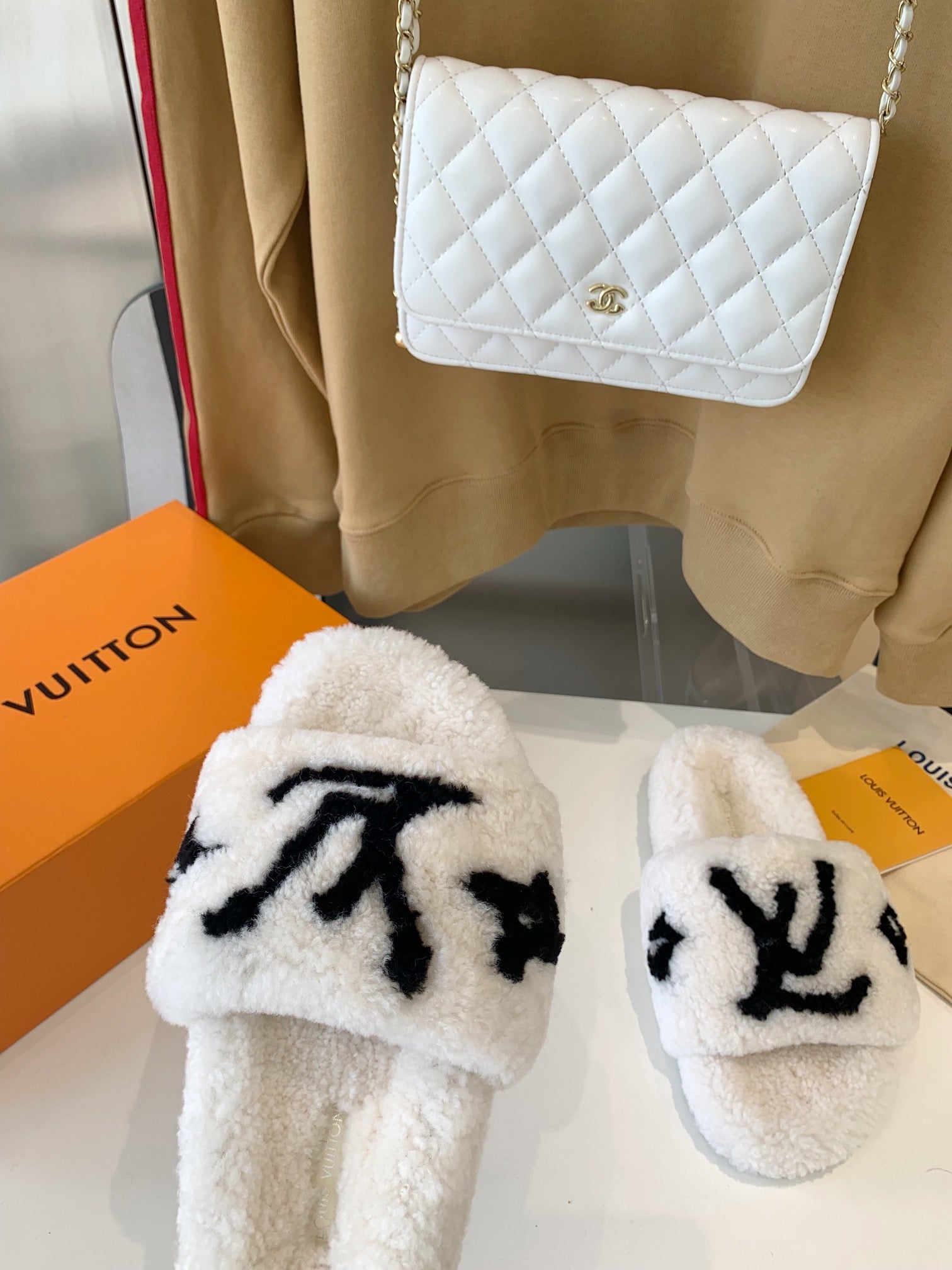 LV WOMEN'S PASEO FLAT SLIPPER IN WHITE FLEECE WITH BLACK LOGO、mysite、Cacoeks