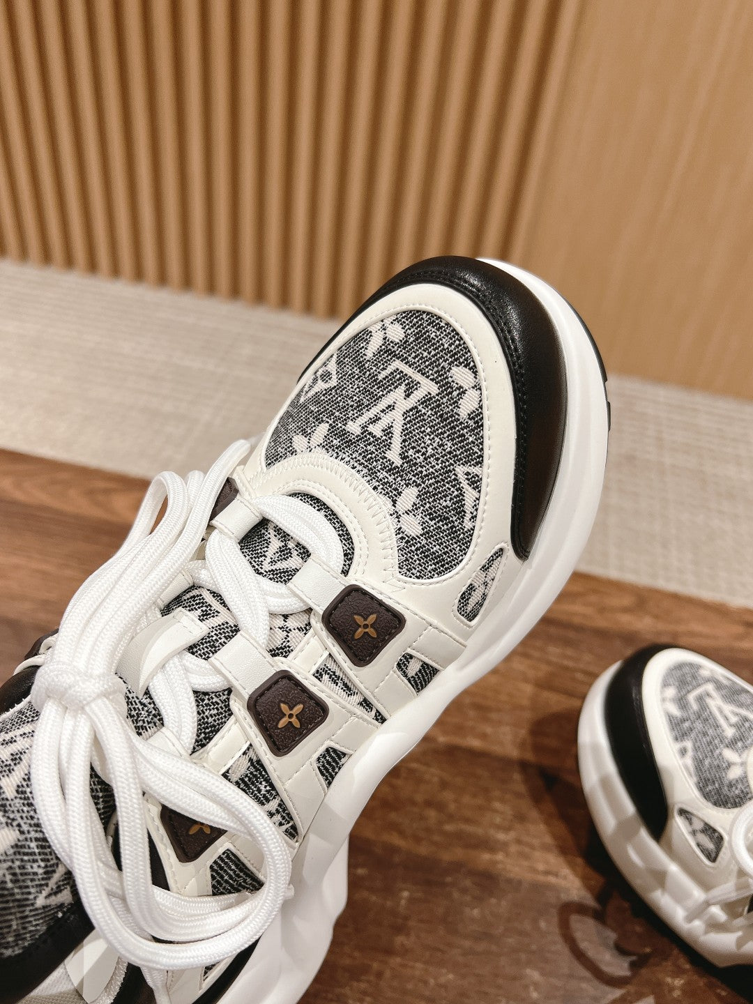 LV ARCHLIGHT SNEAKER IN WHITE MIX BLACK CALFSKIN AND MONOGRAM DENIM、mysite、Cacoeks