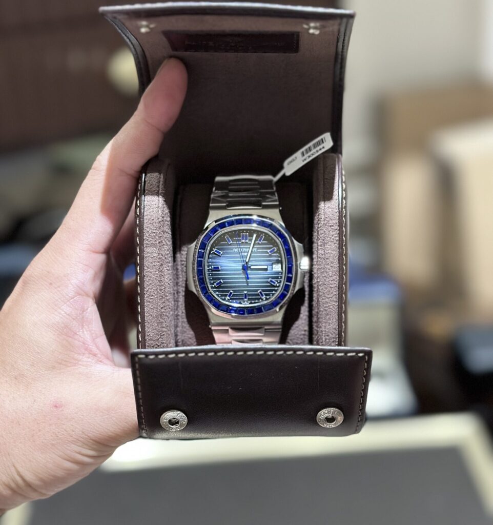 Đồng Hồ Patek Philippe Nautilus 5723 Replica 11 Đính Đá Sapphire Xanh 40mm (1)