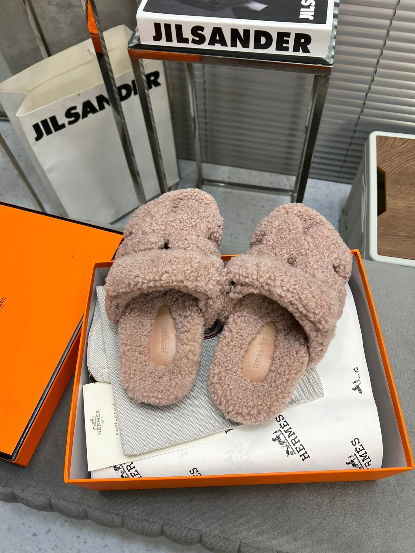 CHYPRE SLIPPERS IN ROSY BROWN LAMB WOOL、mysite、Cacoeks