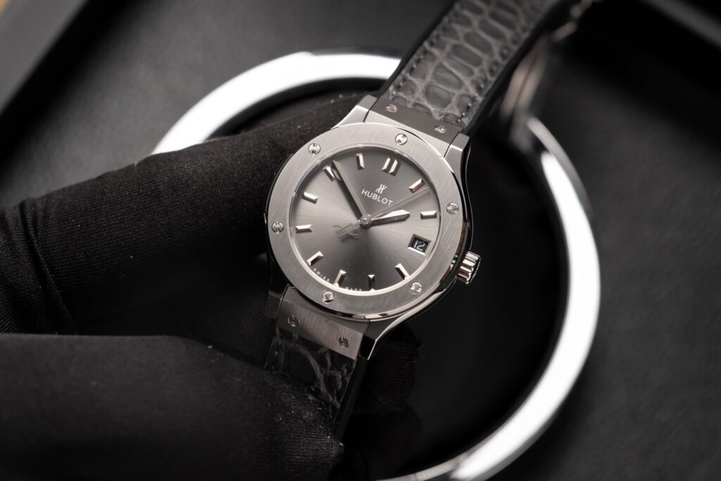 Đồng Hồ Hublot Nữ Dây Da Màu Xám Replica 11 33mm (2)