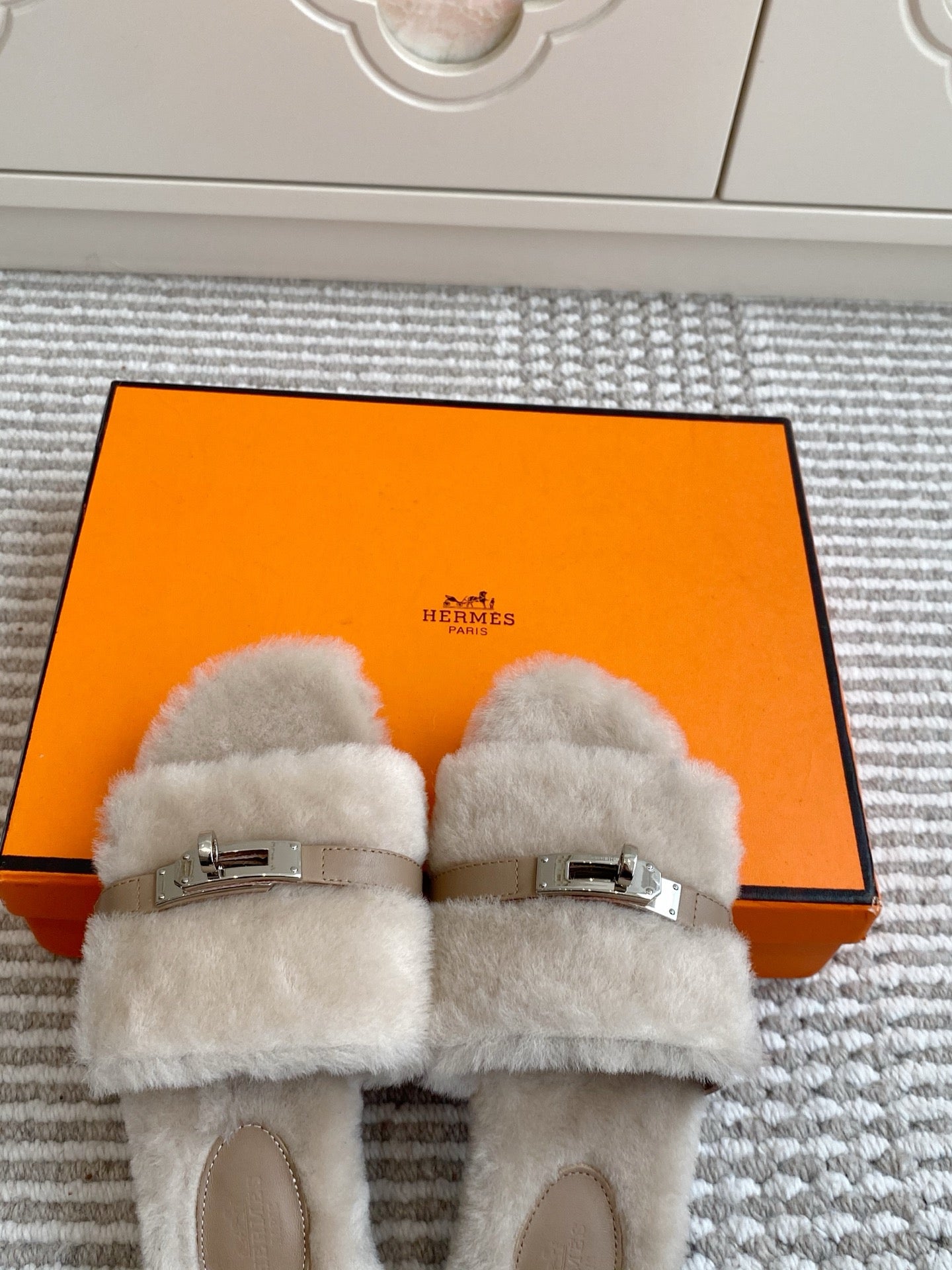 HM 25S GIULIA SANDAL IN PALE BEIGE GRAY SHEARLING WITH SILVER HARDWARE、mysite、Cacoeks