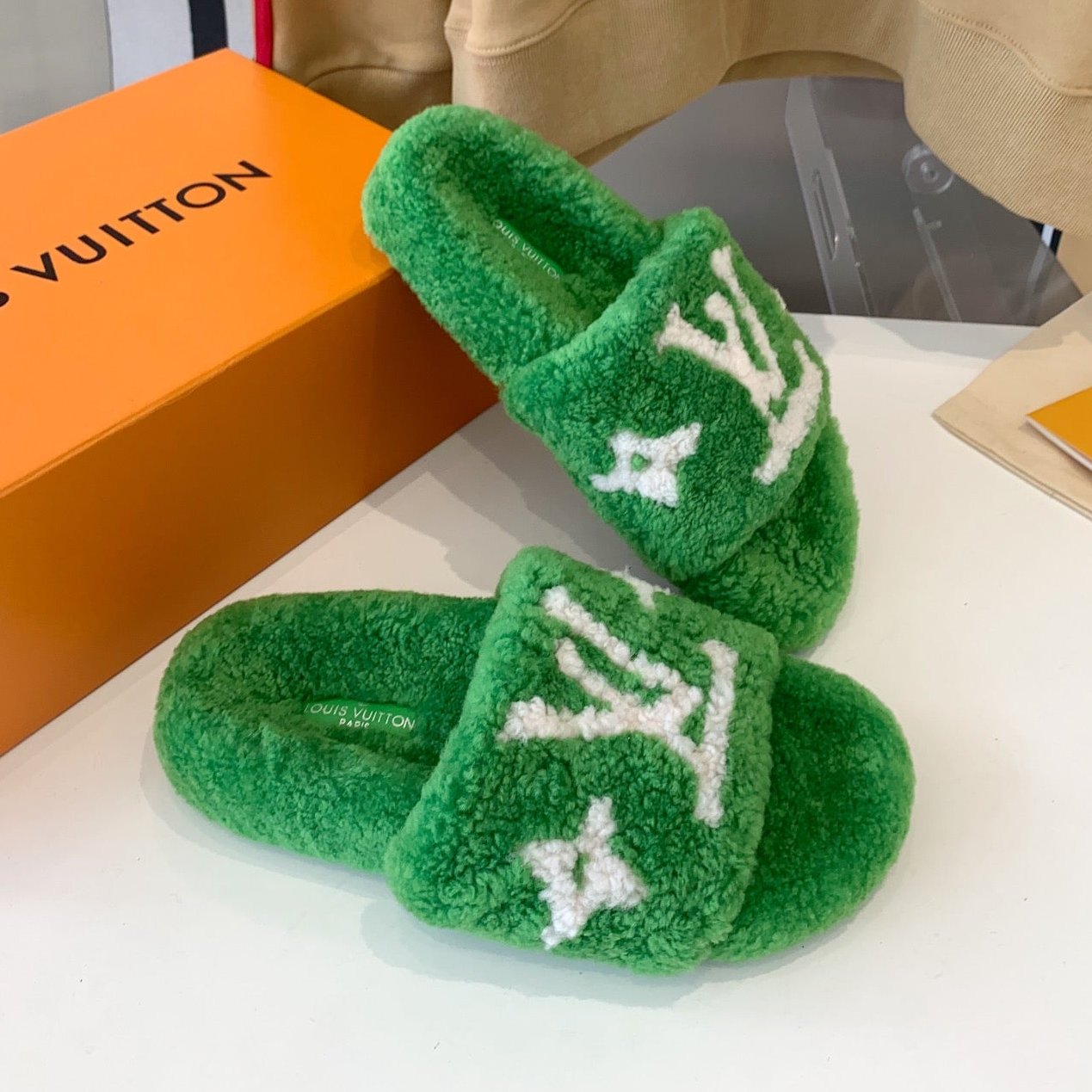 LV WOMEN'S PASEO FLAT SLIPPER IN GREEN FLEECE WITH WHITE LOGO、mysite、Cacoeks