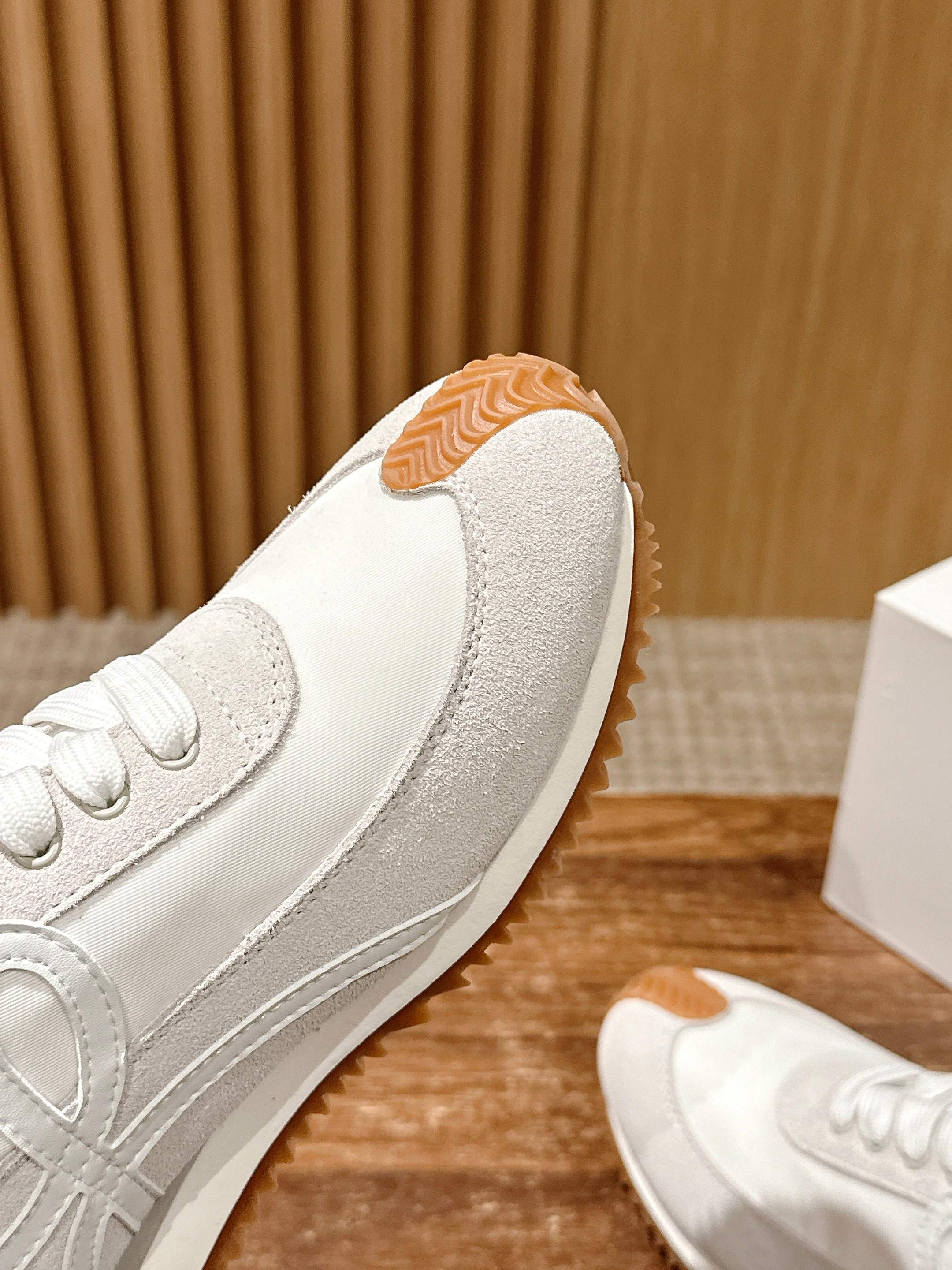 FLOW RUNNER SNEAKER IN LIGHT GRAY SUEDE AND WHITE SHEEPSKIN、mysite、Cacoeks