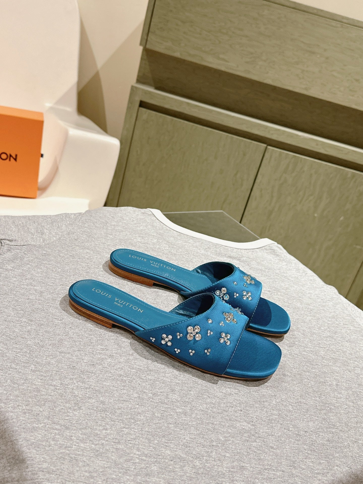 LV WOMEN FLAT MULE IN COBALT BLUE SATIN WITH RHINESTONE、mysite、Cacoeks