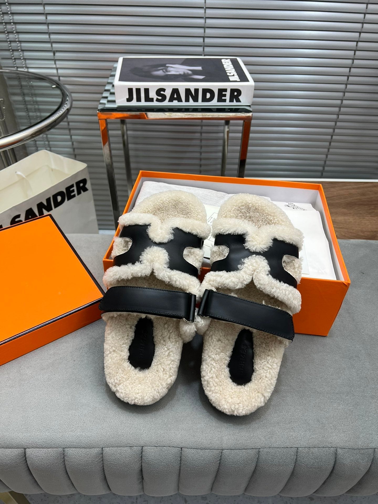 CHYPRE SLIPPERS IN BEIGE LAMB WOOL AND BLACK CALFSKIN、mysite、Cacoeks