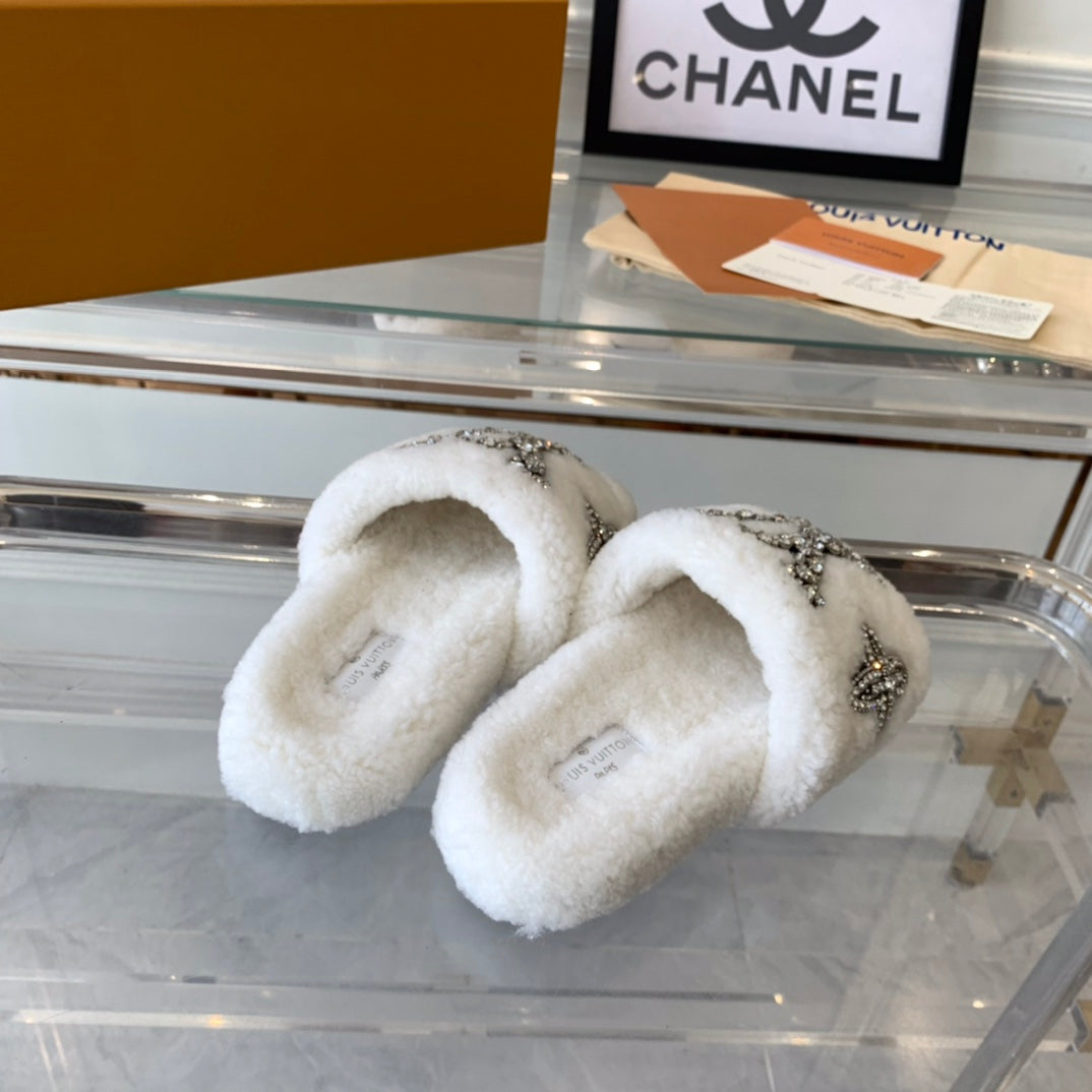LV WOMEN'S PASEO FLAT SLIPPER IN WHITE FLEECE、mysite、Cacoeks