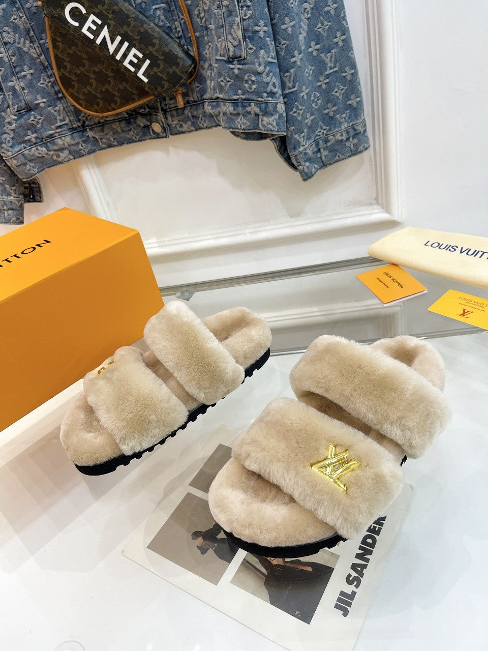 HALF MULE SLIPPERS IN CAMEL BEIGE FLEECE FEATURING METALLIC LOGO、mysite、Cacoeks