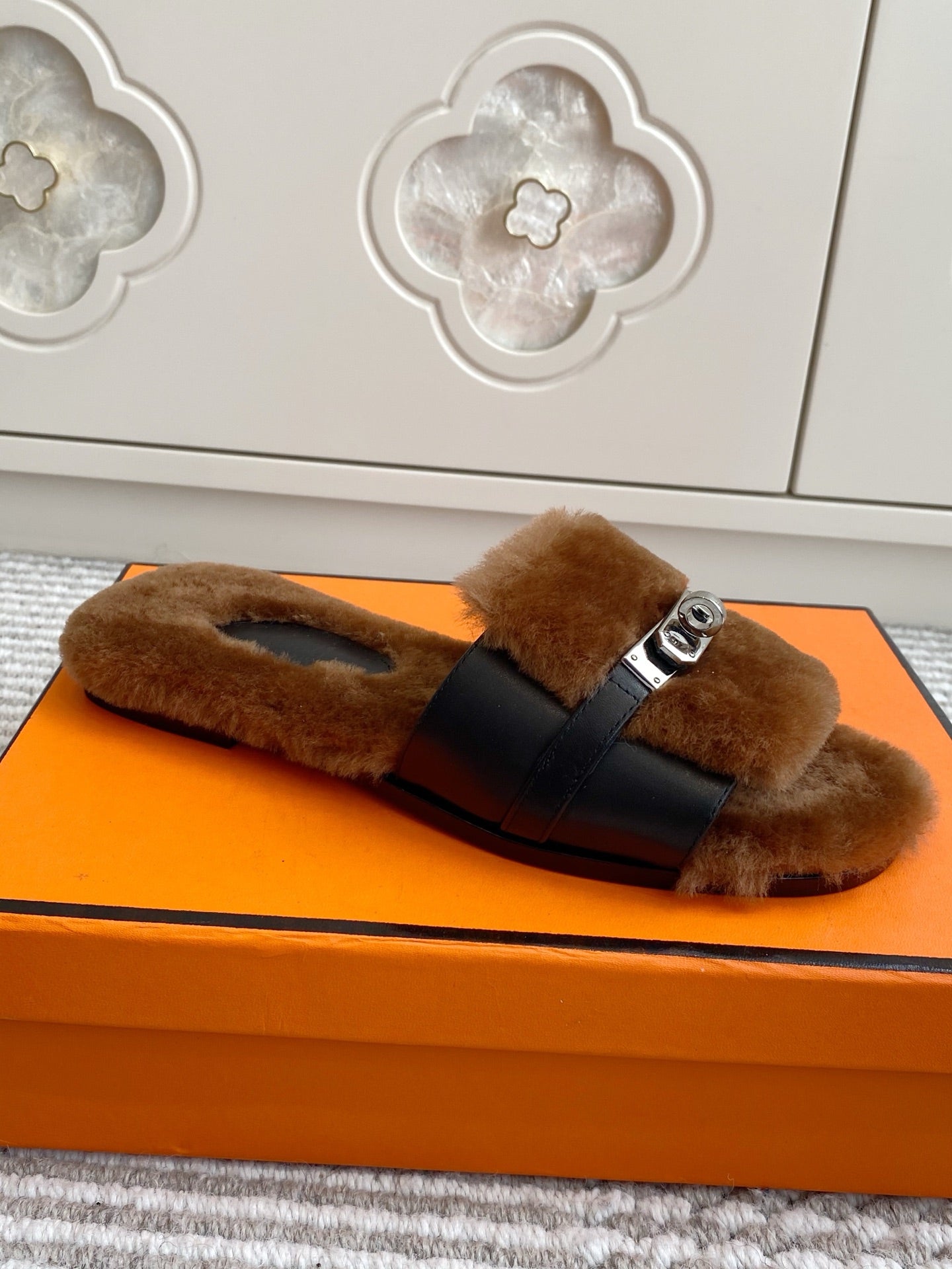 HM 25S GIULIA SANDAL IN BROWN SHEARLING WITH SILVER HARDWARE、mysite、Cacoeks
