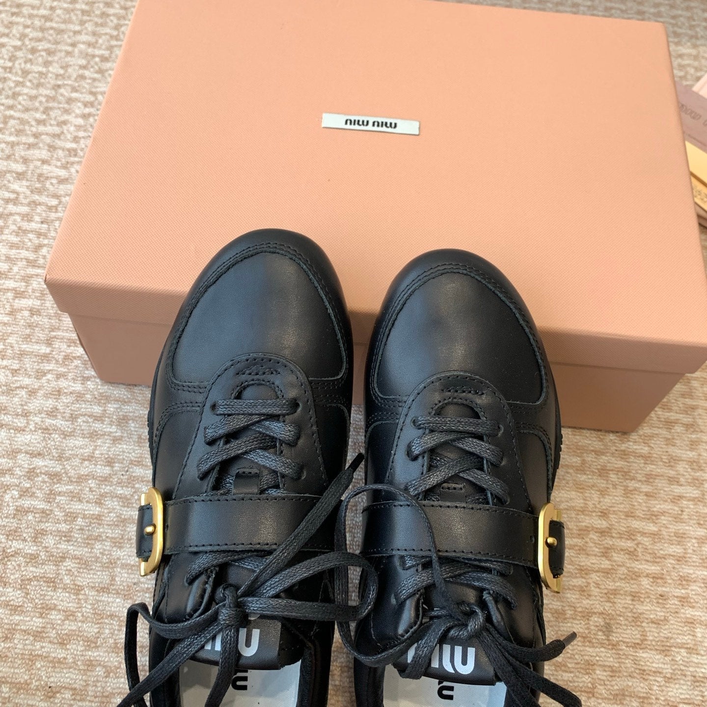 GYMNASIUM SNEAKER IN BLACK CALFSKIN WITH GOLD BUCKLED STRAP、mysite、Cacoeks