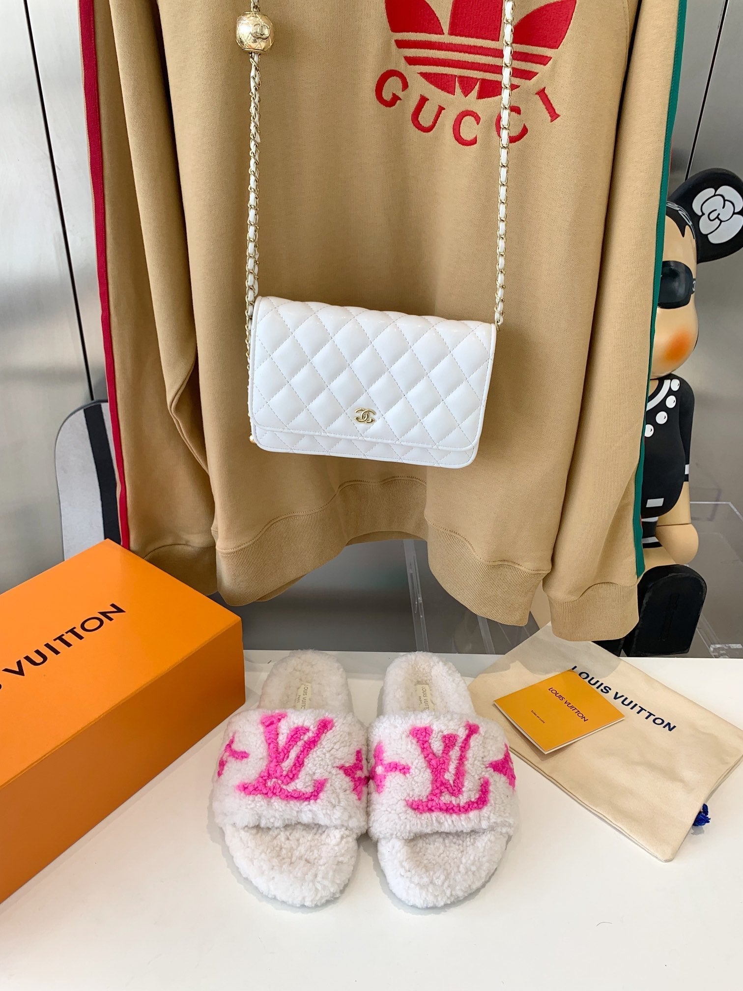 LV WOMEN'S PASEO FLAT SLIPPER IN WHITE FLEECE WITH BRIGHT PINK LOGO、mysite、Cacoeks