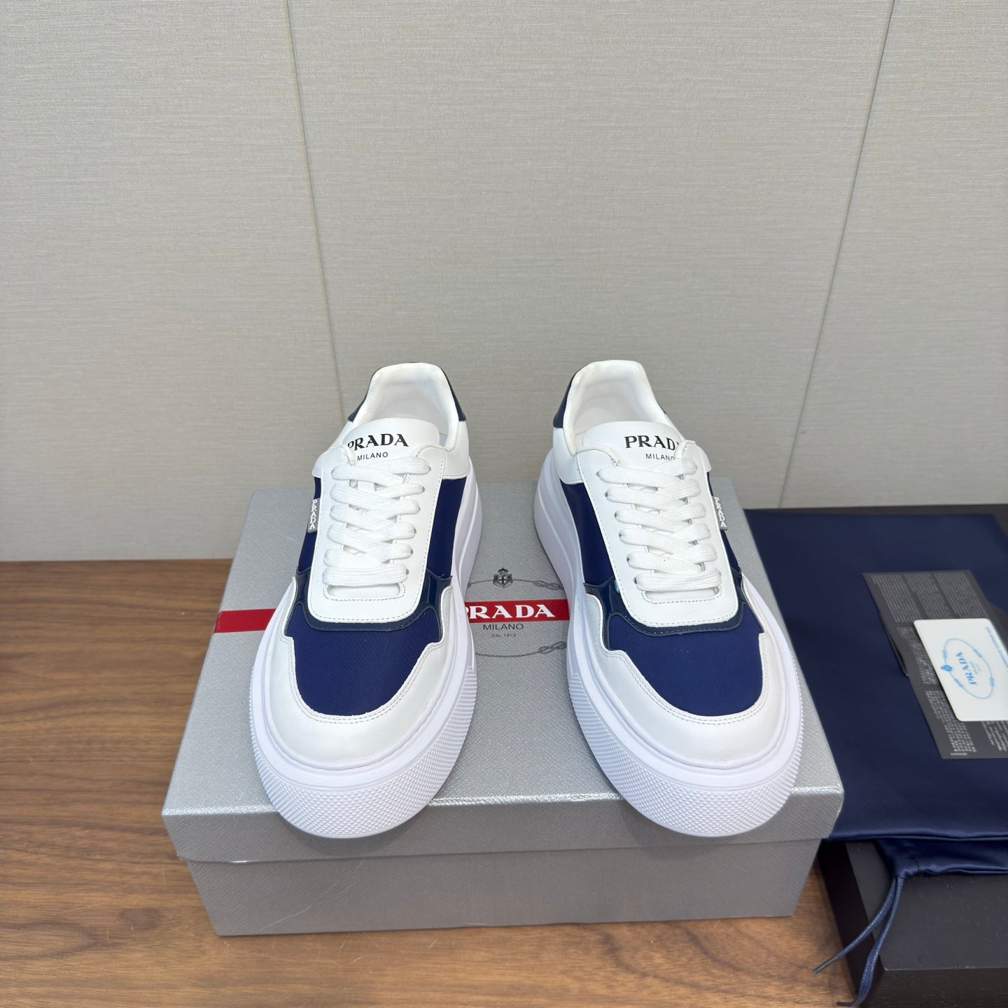 PRADA 25S DOWNTOWN BOLD SNEAKERS 45MM IN WHITE AND NAVY BLUE CALFSKIN、mysite、Cacoeks