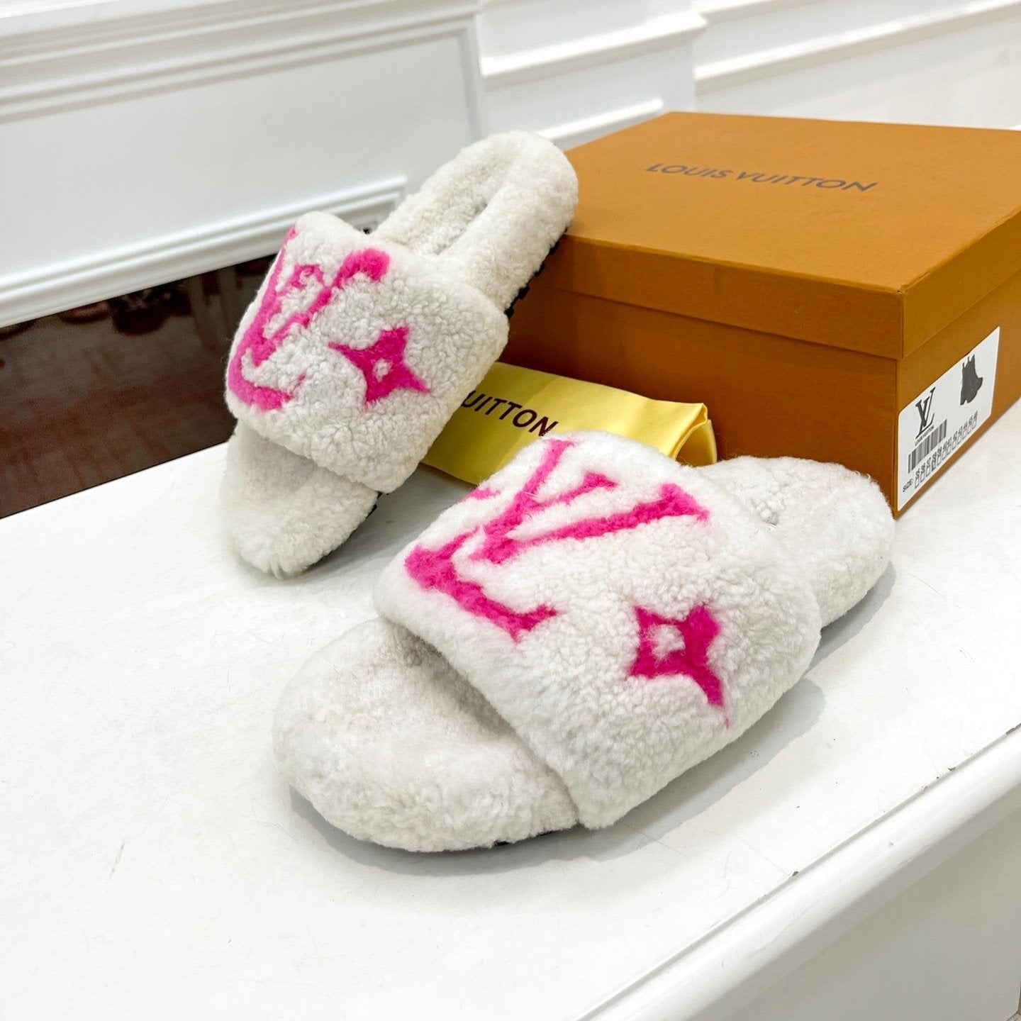 LV FLAT SLIPPER IN WHITE MIX BRIGHT PINK SHEARLING、mysite、Cacoeks