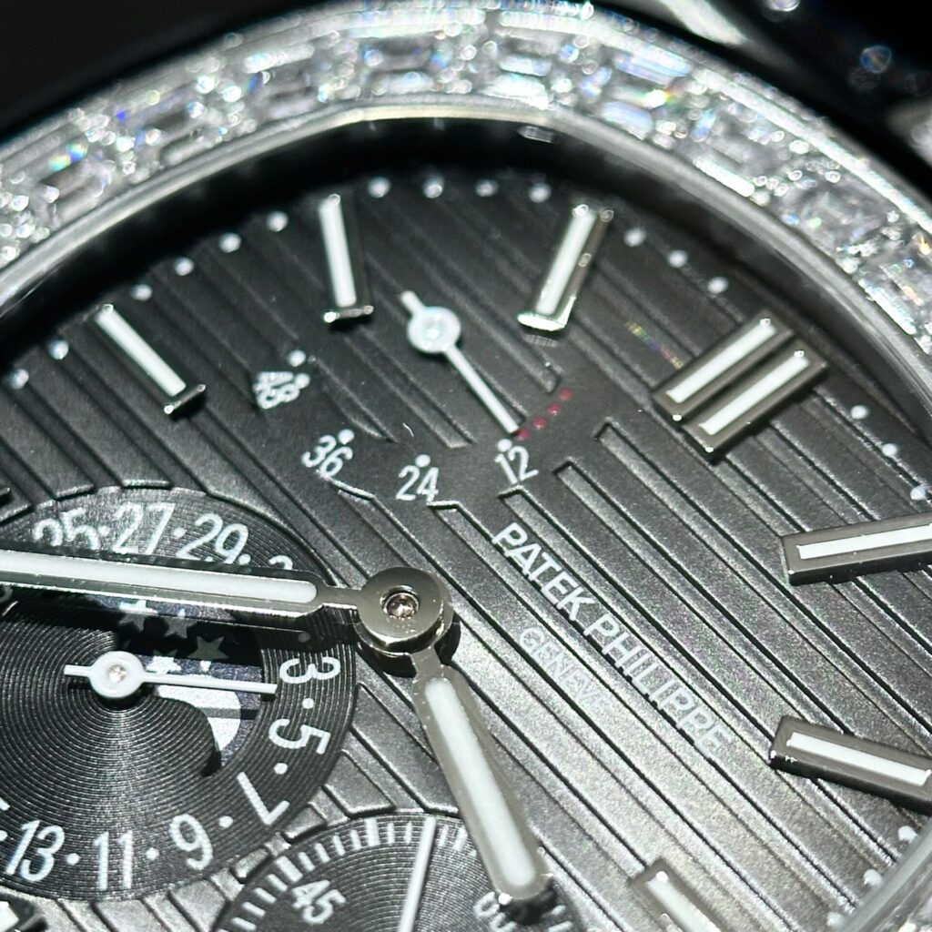 Đồng Hồ Patek Philippe Nautilus 5724G Replica Mặt Xám GRF 40mm