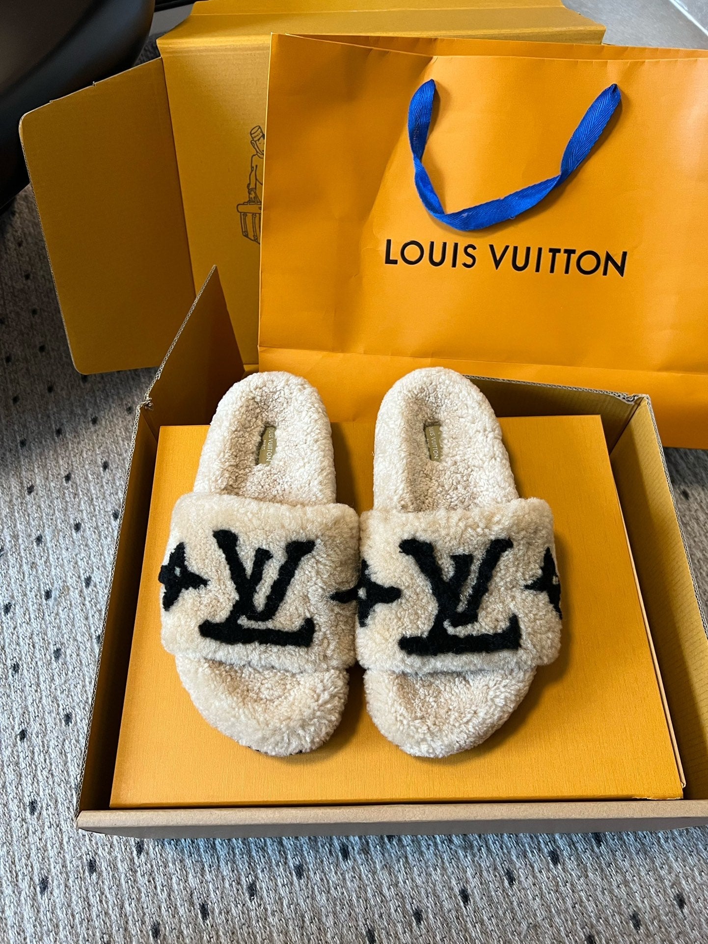 SLIPPER IN CAMEL BEIGE MIX BLACK FLEECE、mysite、Cacoeks