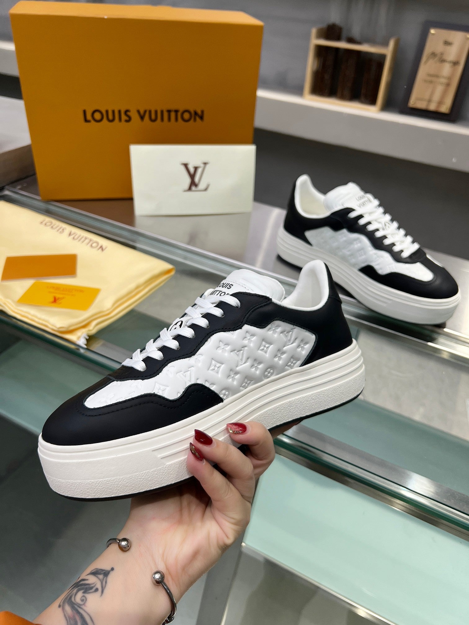 LV WOMEN GROOVY PLATFORM IN WHITE MIX BLACK EMBOSSED CALFSKIN、mysite、Cacoeks