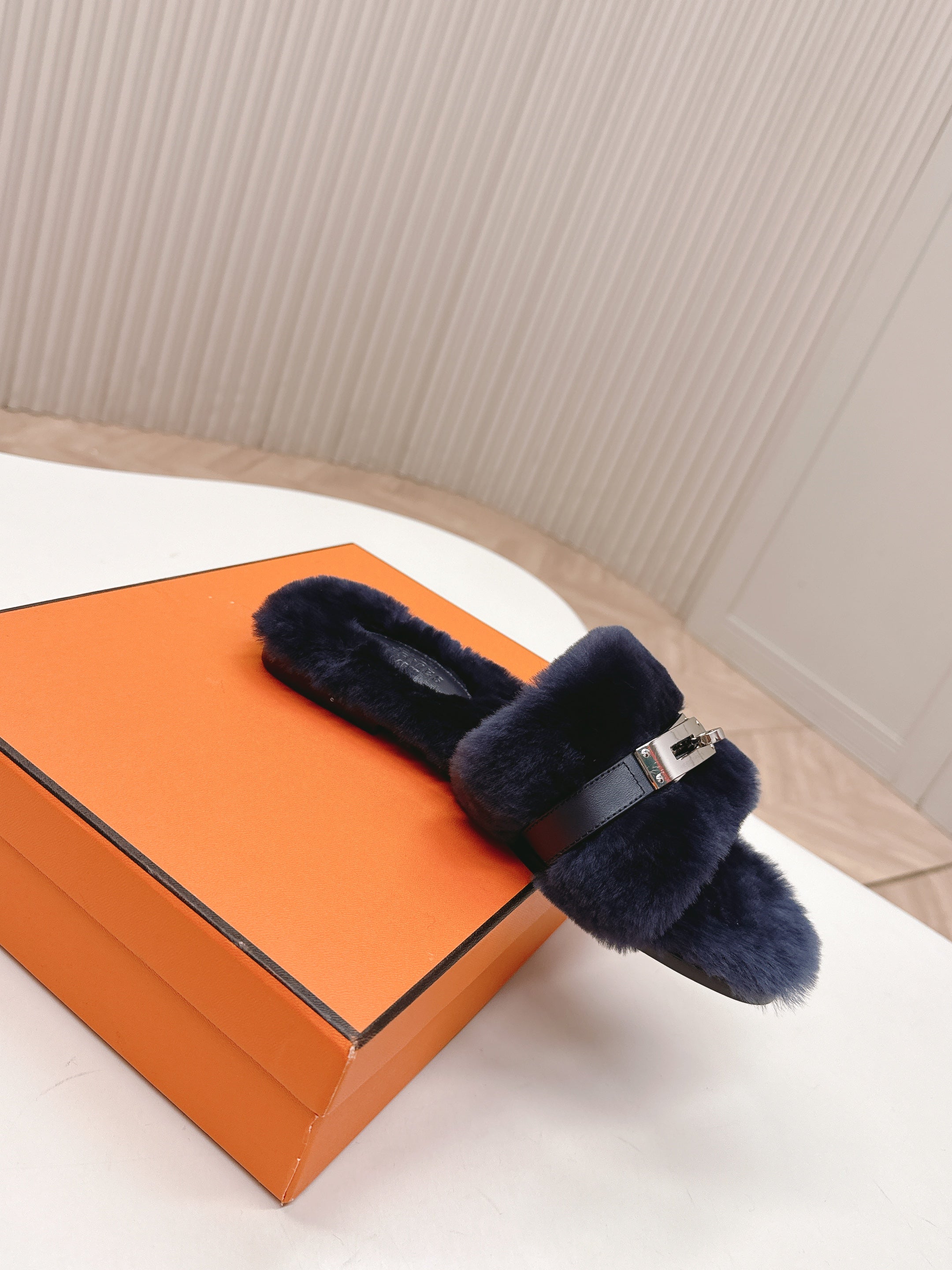 HM 25S ORAN SANDAL IN CHARCOAL NAVY SHEARLING WITH SILVER HARDWARE、mysite、Cacoeks