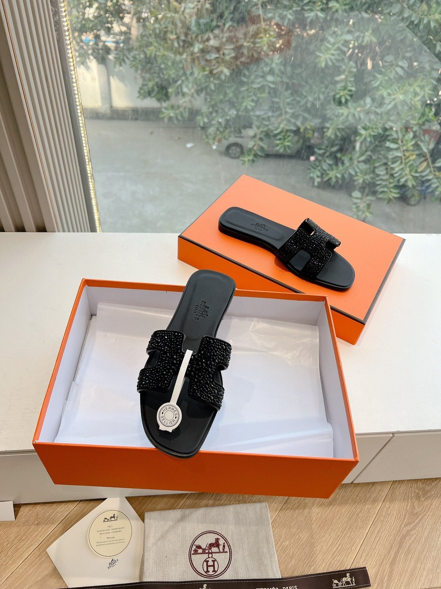 0RAN SLIDE IN BLACK CALFSKIN WITH CRYSTALS、mysite、Cacoeks