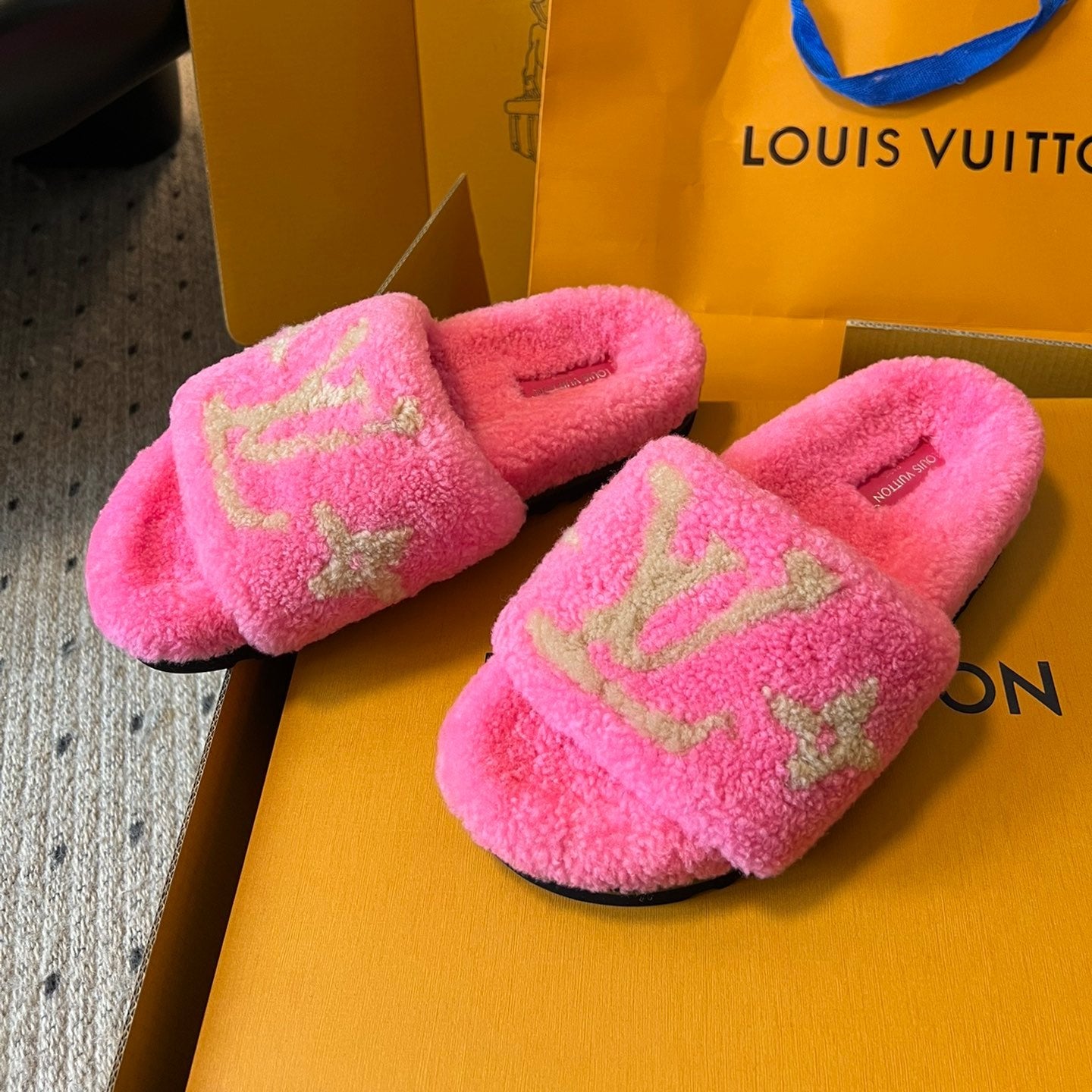 SLIPPER IN BRIGHT PINK FLEECE WITH CAMEL BEIGE LOGO、mysite、Cacoeks