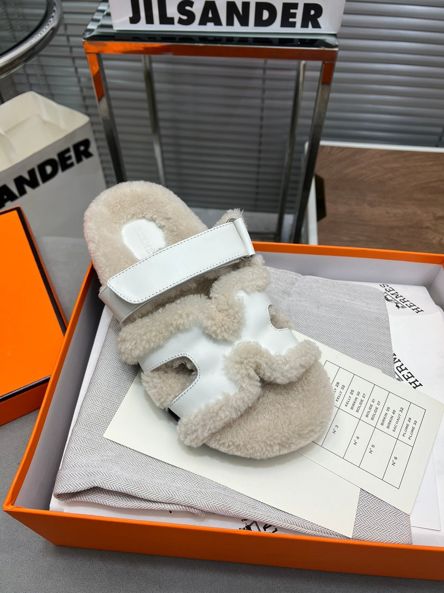 CHYPRE SLIPPERS IN BEIGE LAMB WOOL AND WHITE CALFSKIN、mysite、Cacoeks