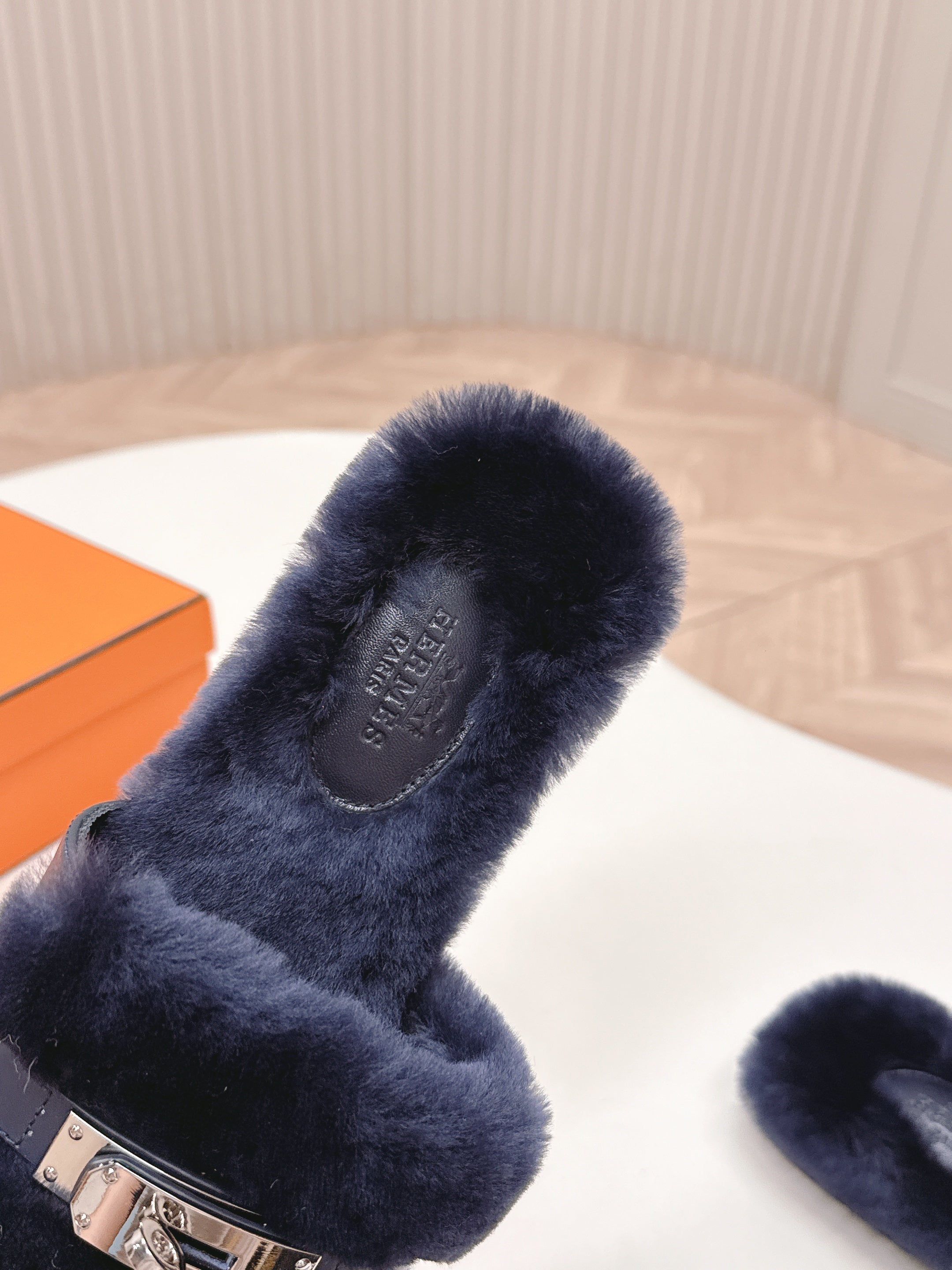 HM 25S ORAN SANDAL IN CHARCOAL NAVY SHEARLING WITH SILVER HARDWARE、mysite、Cacoeks