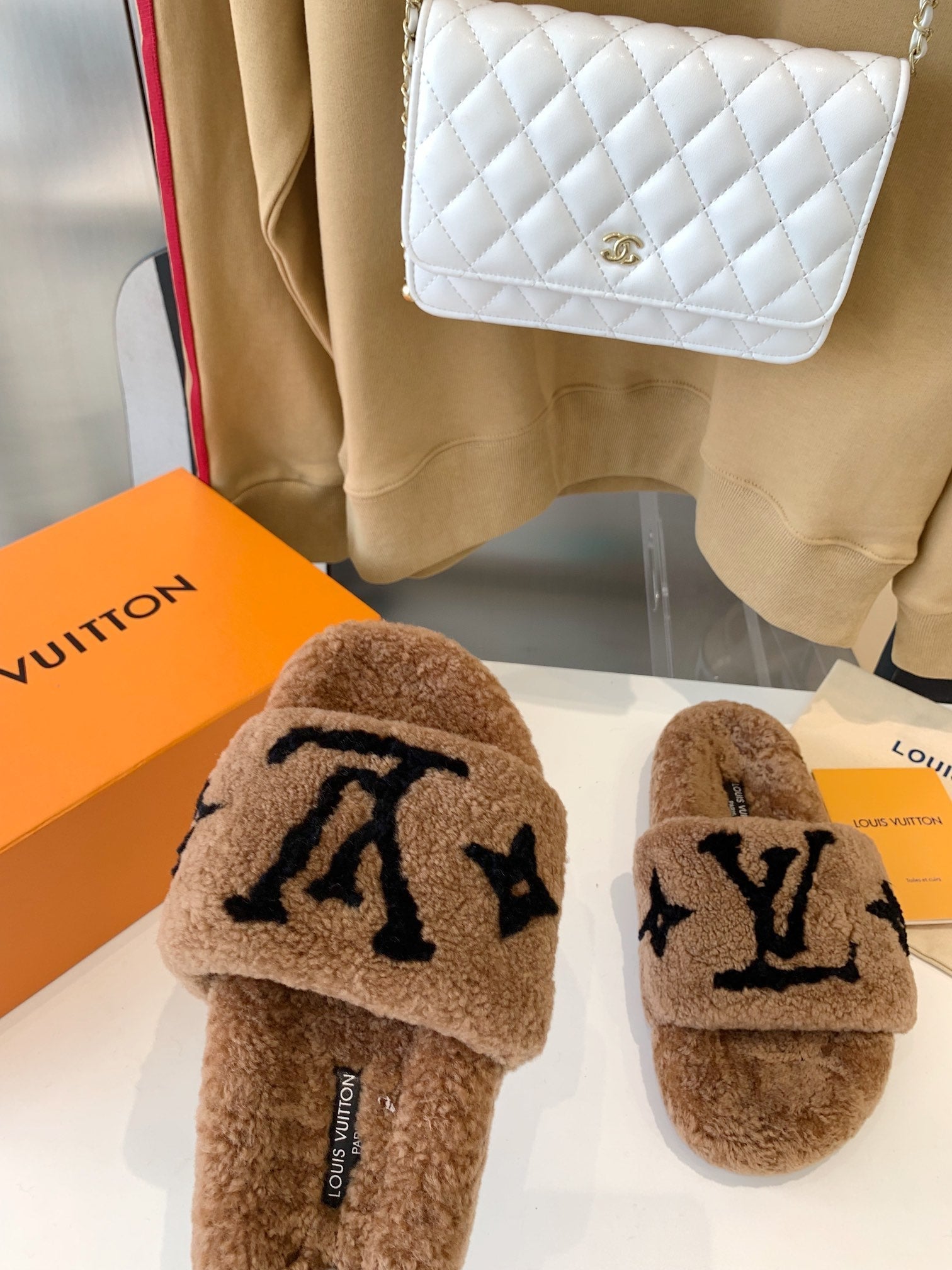 LV WOMEN'S PASEO FLAT SLIPPER IN CARAMEL BROWN FLEECE WITH BLACK LOGO、mysite、Cacoeks
