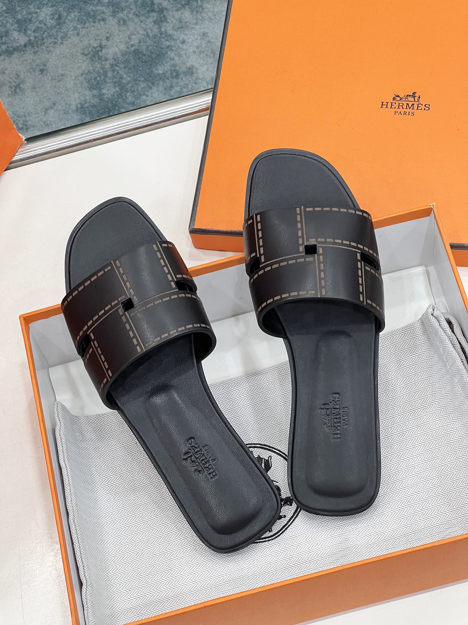IDIOMA SANDAL IN BLACK CALFSKIN、mysite、Cacoeks