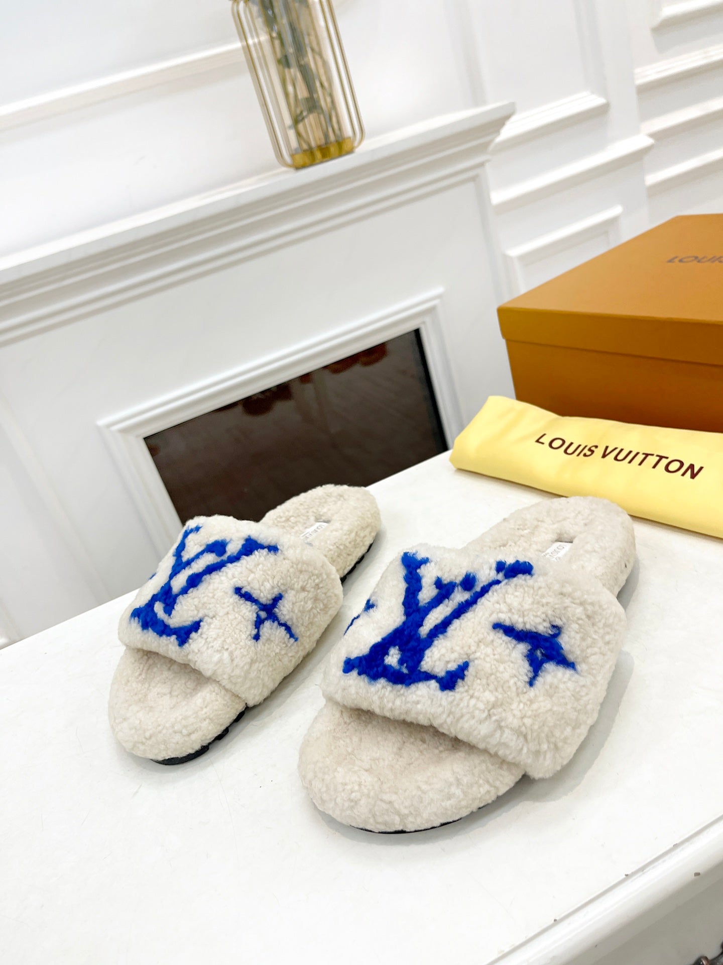 LV FLAT SLIPPER IN WHITE MIX COBALT BLUE SHEARLING、mysite、Cacoeks