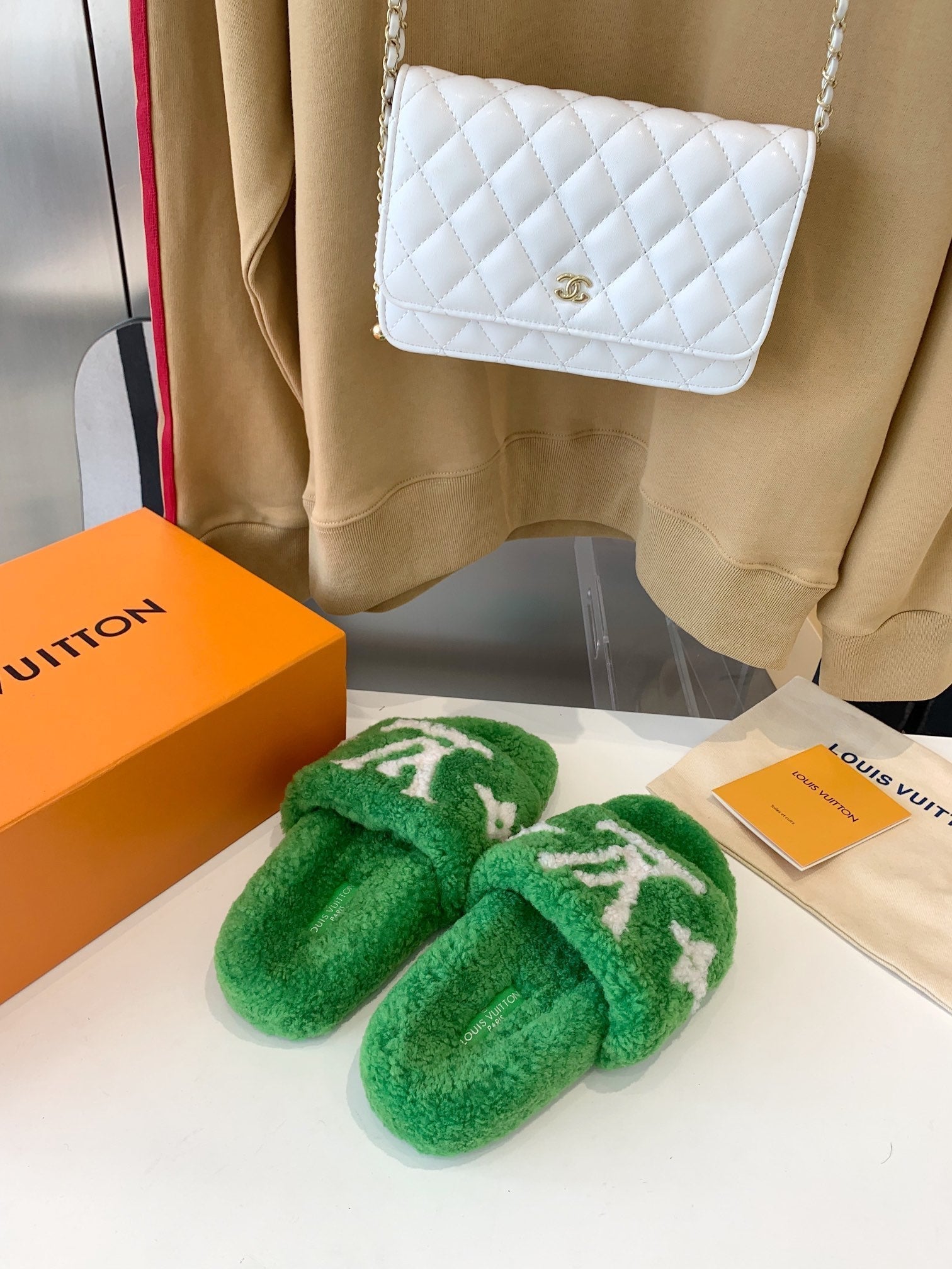 LV WOMEN'S PASEO FLAT SLIPPER IN GREEN FLEECE WITH WHITE LOGO、mysite、Cacoeks