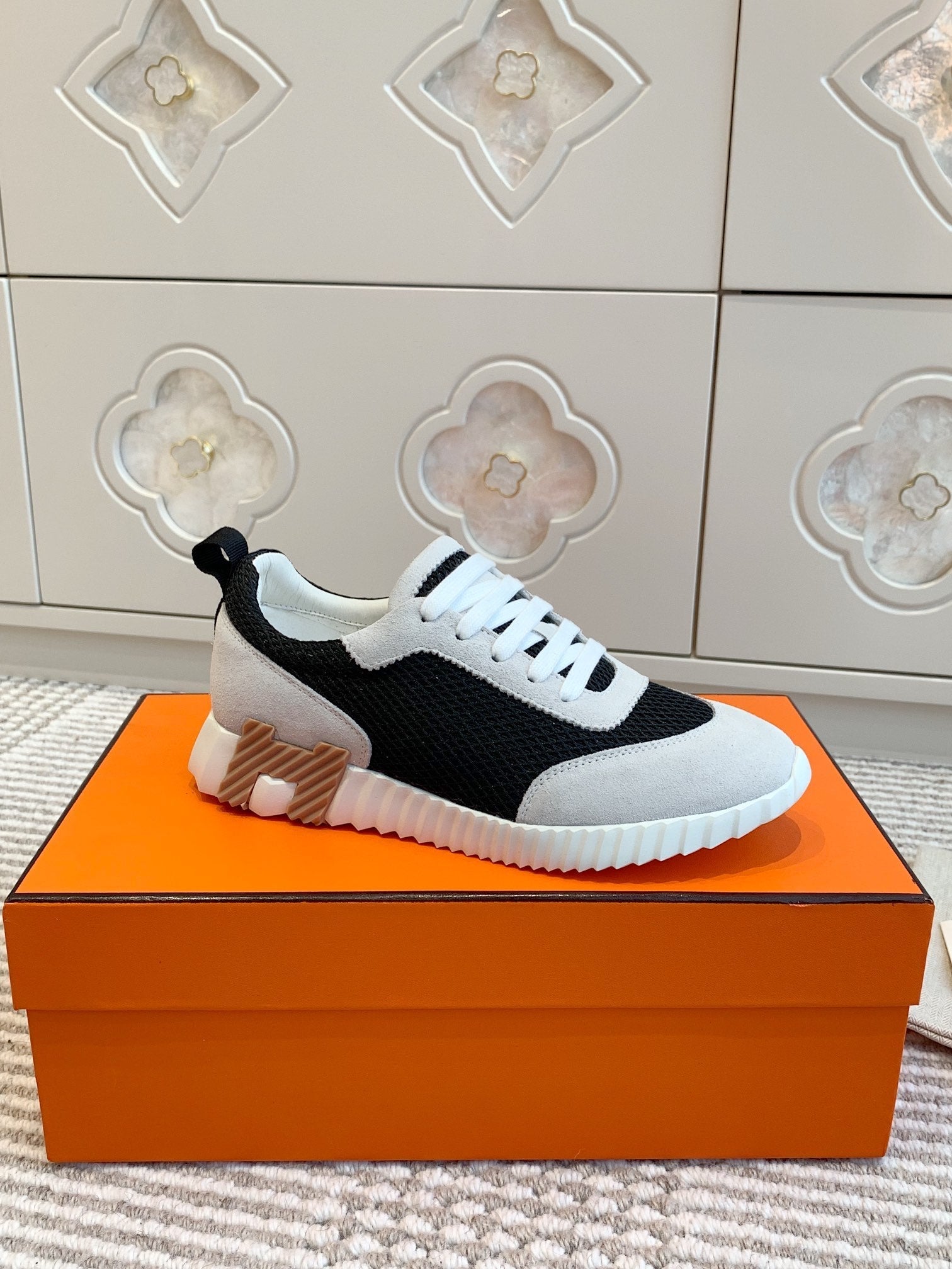 BOUNCING SNEAKER IN BLACK GRAPHIC MESH AND PASTEL GRAY SUEDE、mysite、Cacoeks