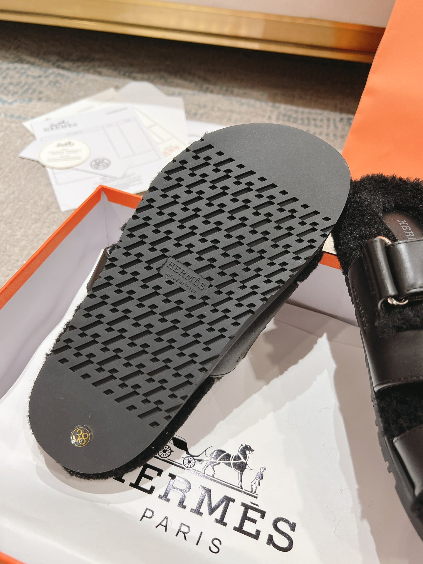 CHYPRE SANDAL IN BLACK SHEARLING AND CALFSKIN、mysite、Cacoeks