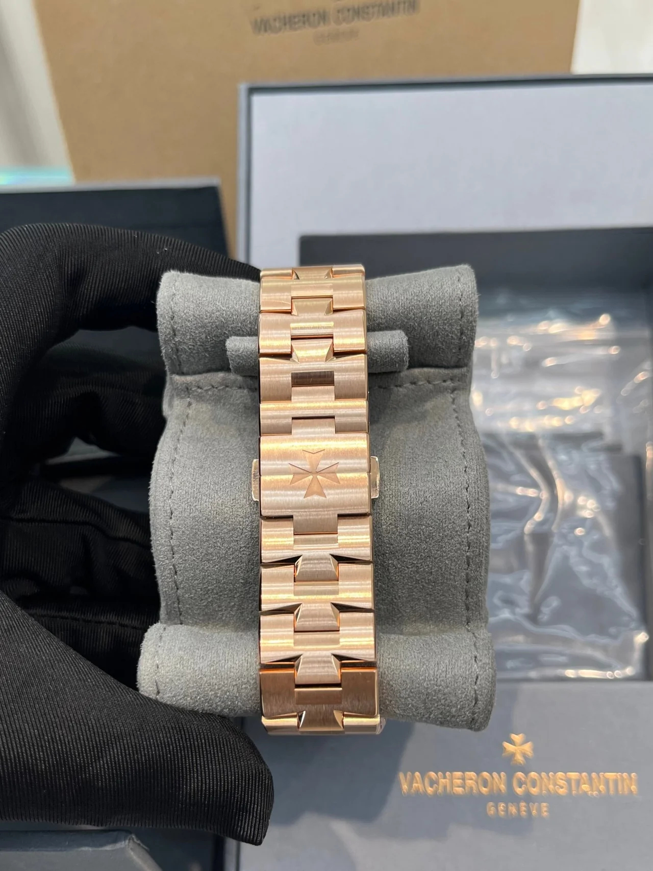 Vacheron Constantin Overseas Ref. 5520V/210R-B966 Super Clone Watch – Rose Gold Blue Dial Fake Replica