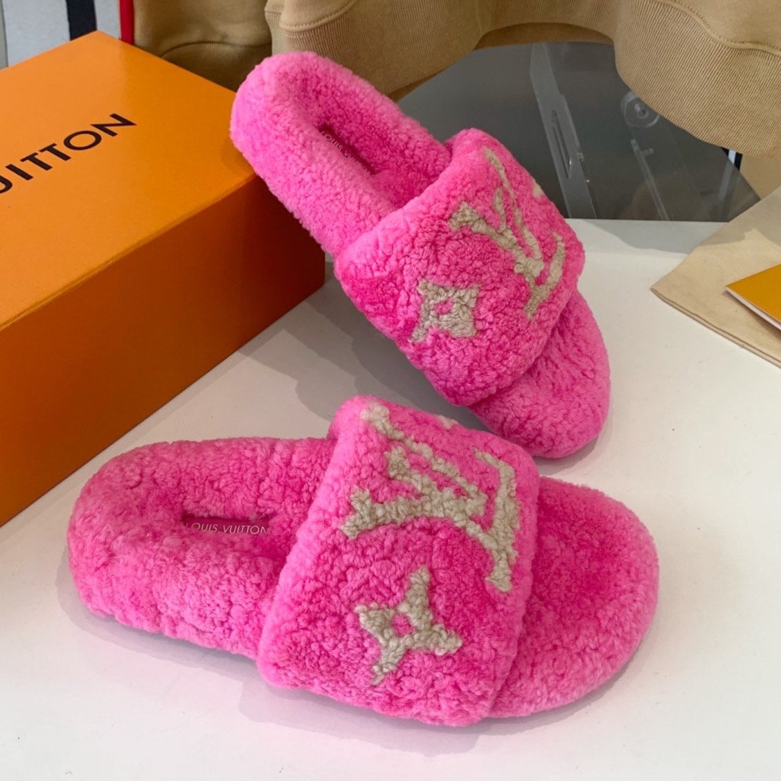 LV WOMEN'S PASEO FLAT SLIPPER IN BRIGHT PINK FLEECE WITH TAN BROWN LOGO、mysite、Cacoeks