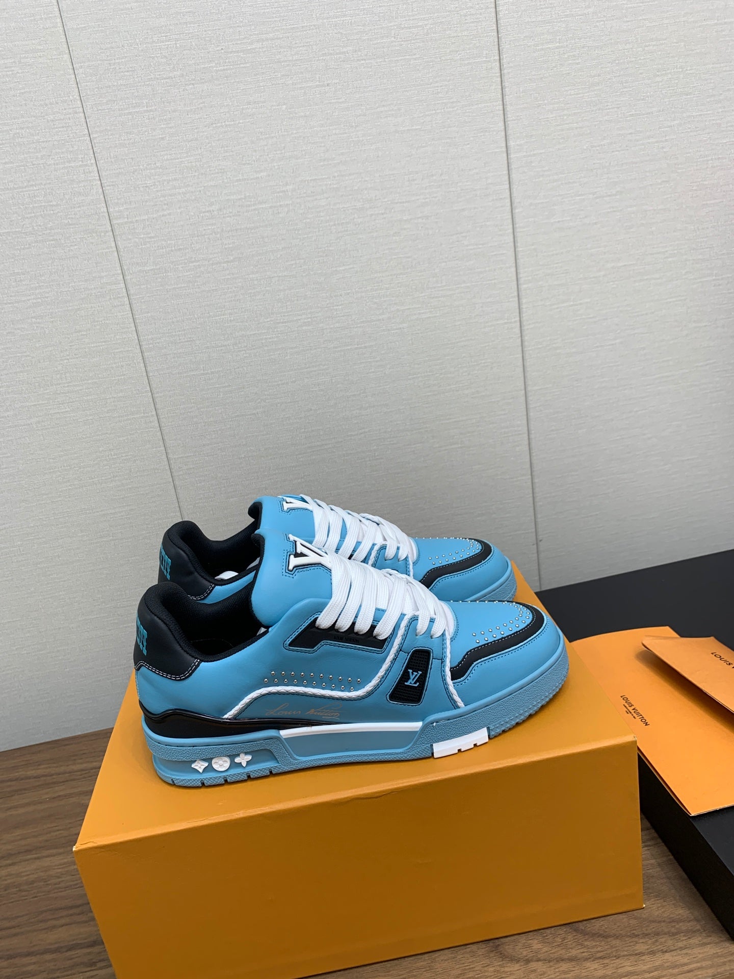 LV WOMEN'S TRAINER IN CERULEAN BLUE CALFSKIN、mysite、Cacoeks