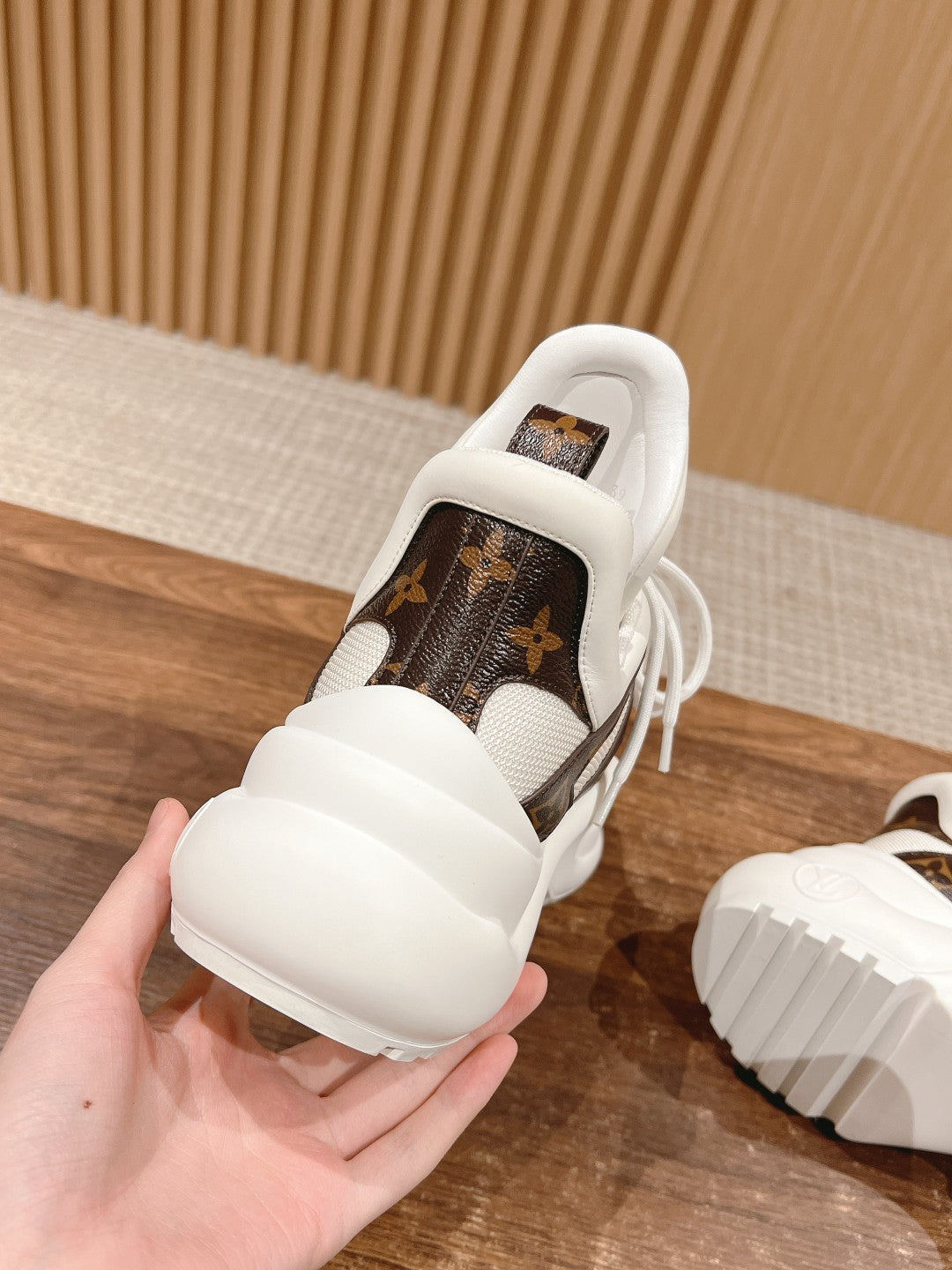 LV ARCHLIGHT SNEAKER IN WHITE CANVAS AND CHOCOLATE BROWN MONOGRAM CALFSKIN、mysite、Cacoeks