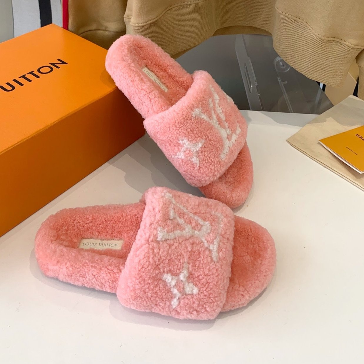 LV WOMEN'S PASEO FLAT SLIPPER IN LIGHT PINK FLEECE WITH WHITE LOGO、mysite、Cacoeks