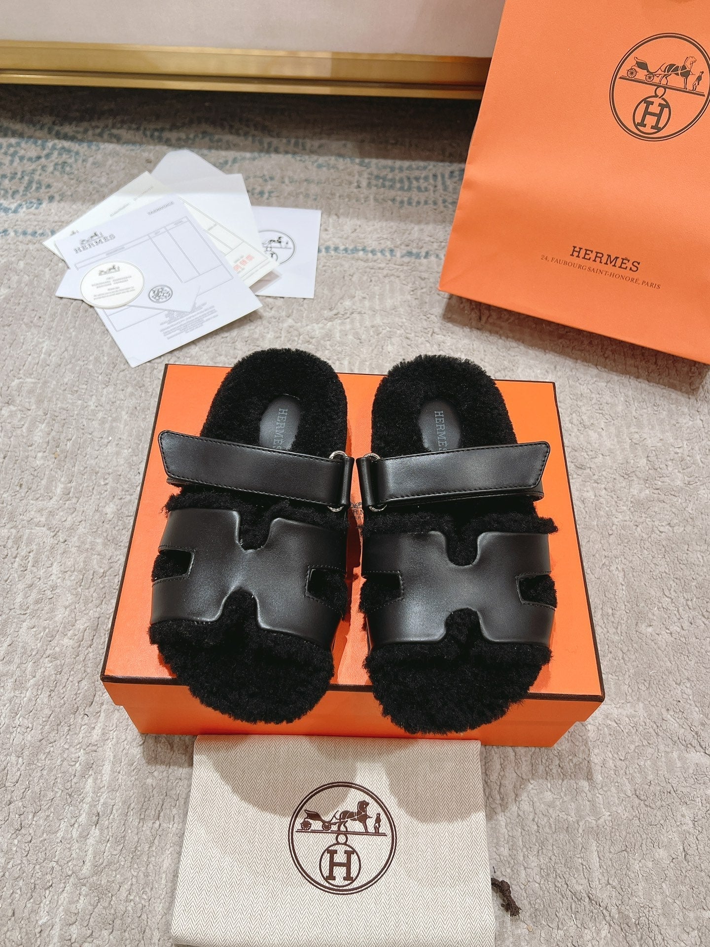 CHYPRE SANDAL IN BLACK SHEARLING AND CALFSKIN、mysite、Cacoeks