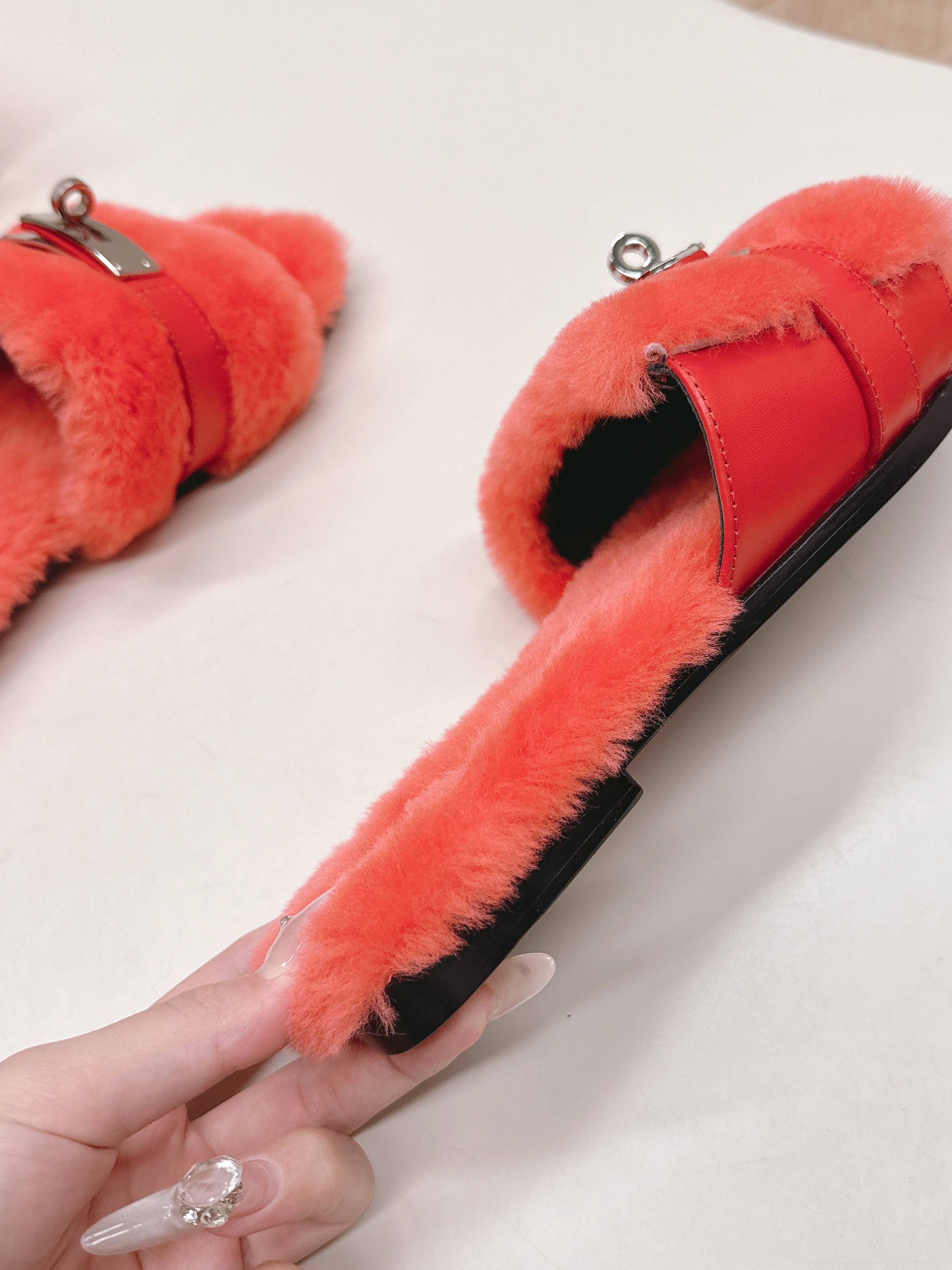 HM 25S ORAN SANDAL IN RED ORANGE SHEARLING WITH SILVER HARDWARE、mysite、Cacoeks