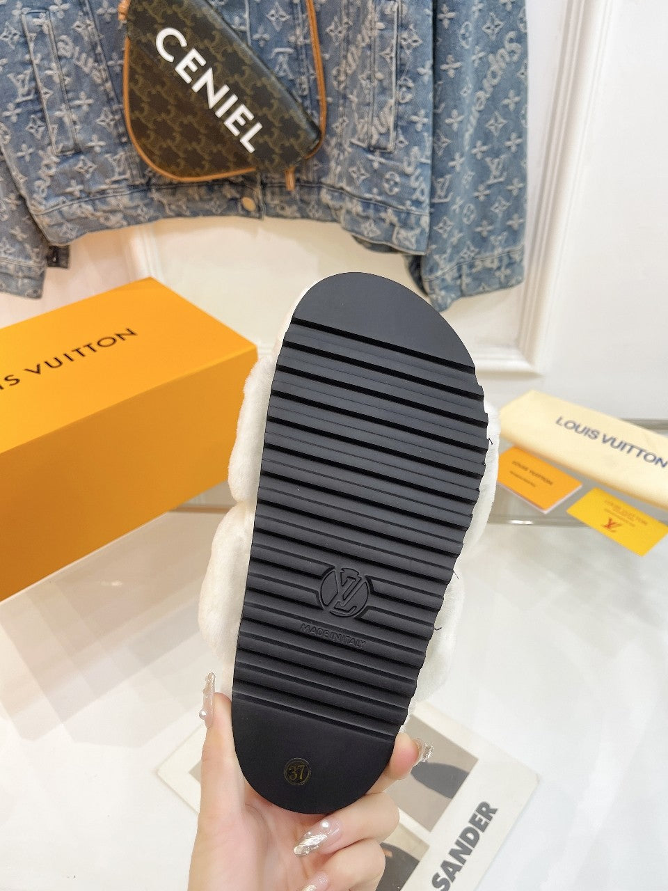 HALF MULE SLIPPERS IN WHITE FLEECE FEATURING METALLIC LOGO、mysite、Cacoeks