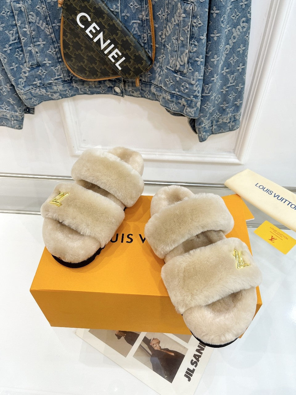 HALF MULE SLIPPERS IN CAMEL BEIGE FLEECE FEATURING METALLIC LOGO、mysite、Cacoeks