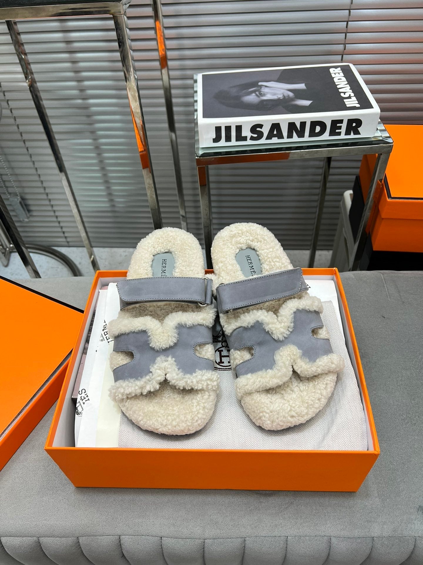 CHYPRE SLIPPERS IN BEIGE LAMB WOOL AND COOL GRAY SUEDE、mysite、Cacoeks
