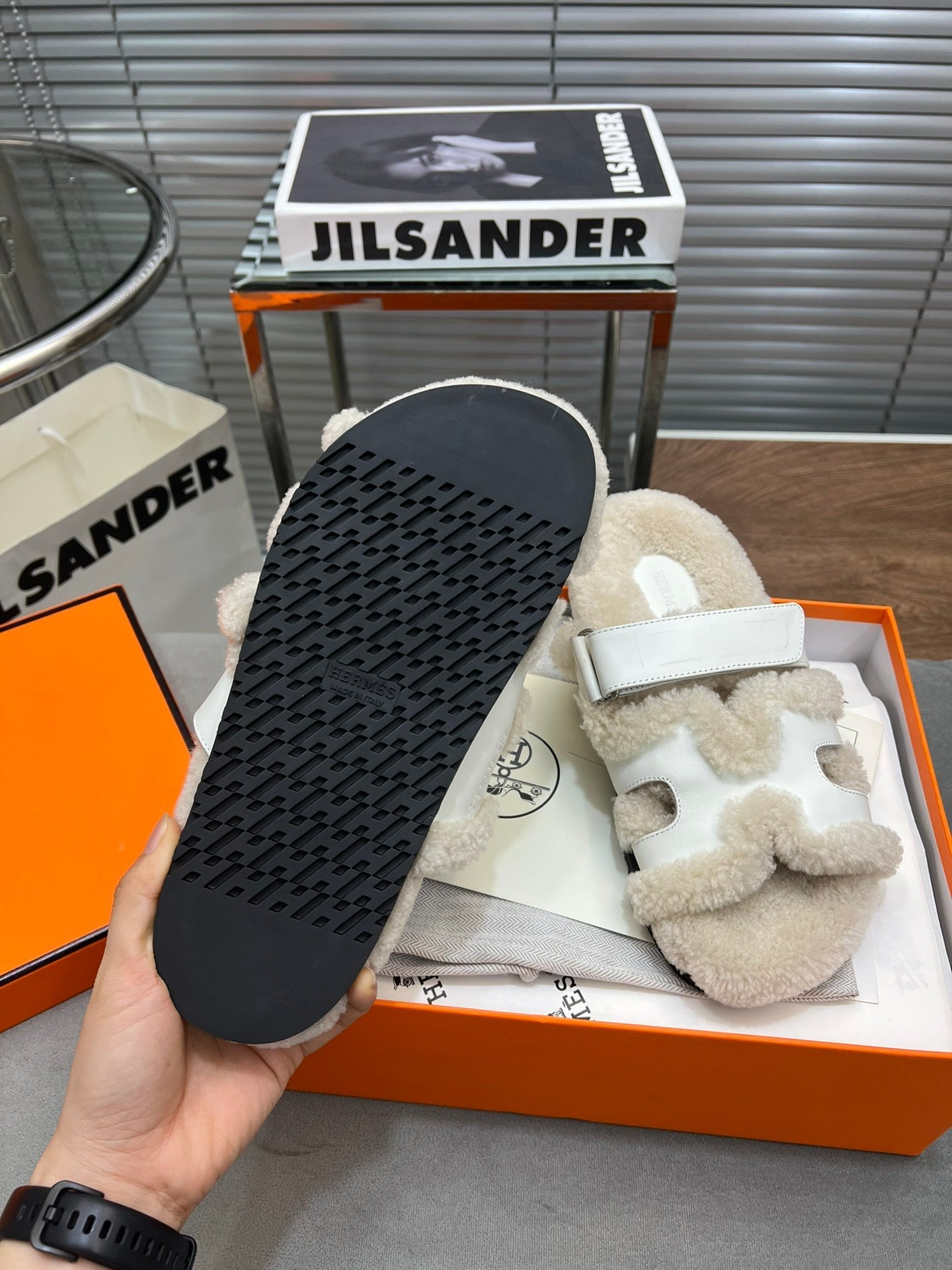 CHYPRE SLIPPERS IN BEIGE LAMB WOOL AND WHITE CALFSKIN、mysite、Cacoeks